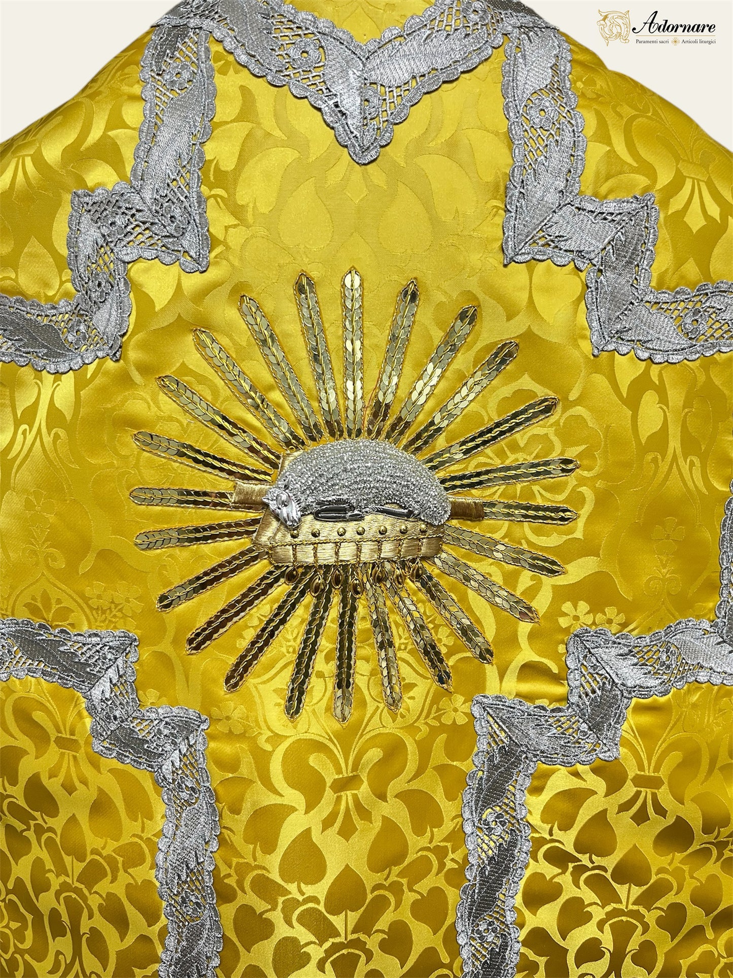 "Agnus Dei" Hand-embroidered French-cut Roman Chasuble Low Mass Set / Pianeta Francese "Agnus Dei"