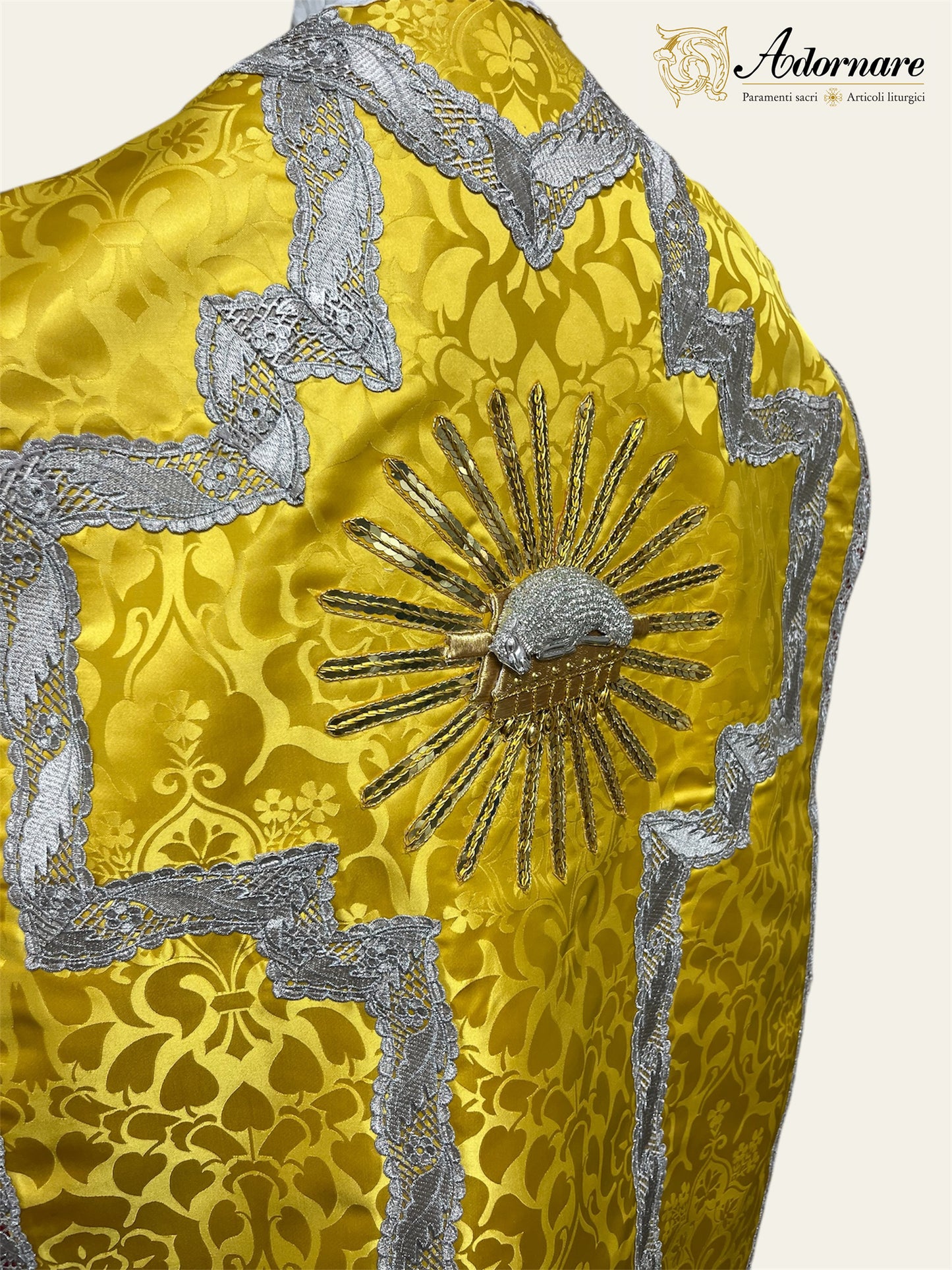 "Agnus Dei" Hand-embroidered French-cut Roman Chasuble Low Mass Set / Pianeta Francese "Agnus Dei"