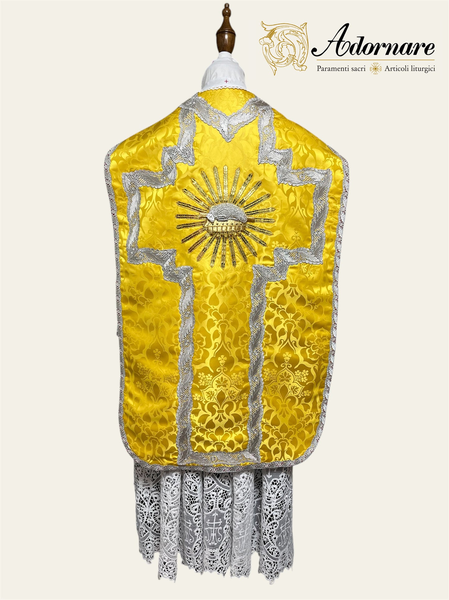 "Agnus Dei" Hand-embroidered French-cut Roman Chasuble Low Mass Set / Pianeta Francese "Agnus Dei"