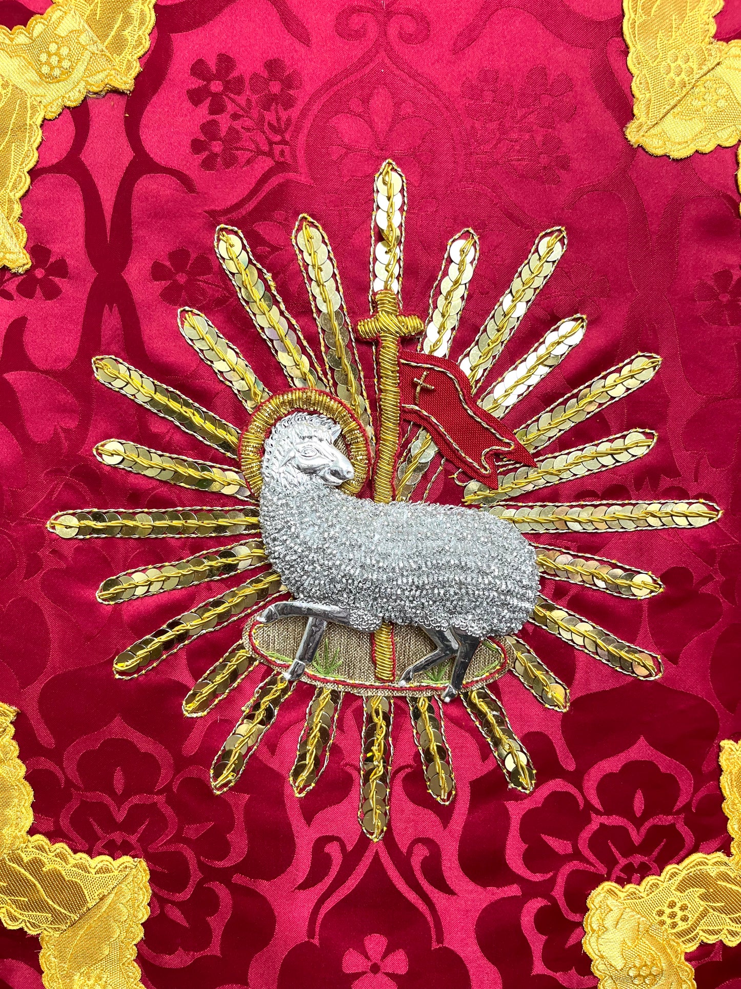 "Paschal Lamb" Hand-embroidered French-cut Roman Chasuble Low Mass Set / Pianeta Francese "Agnus Paschalis"