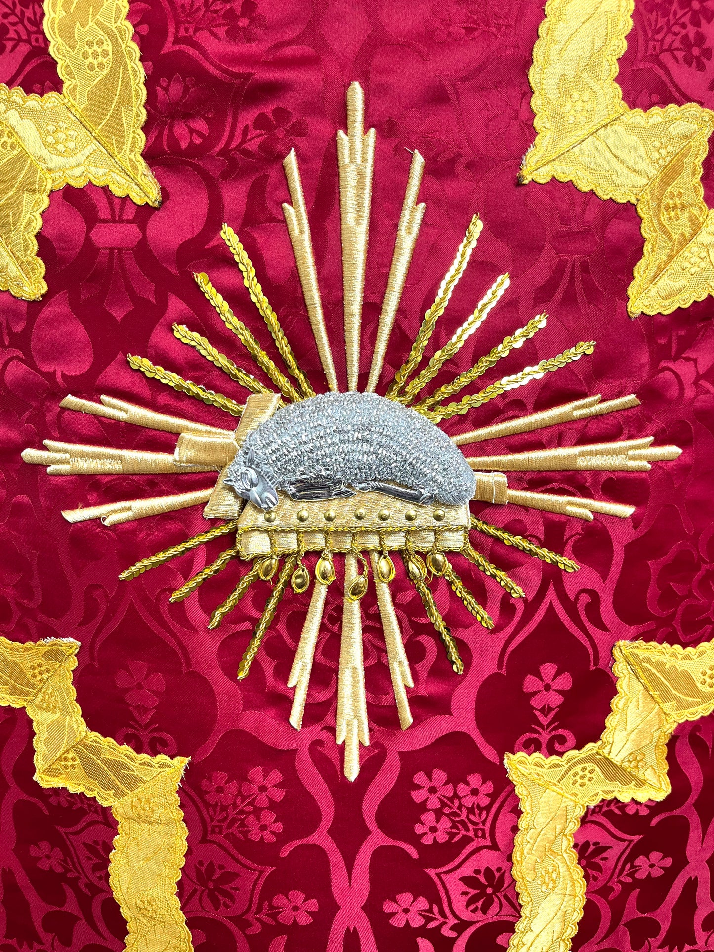 "Agnus Dei" Hand-embroidered French-cut Roman Chasuble Low Mass Set / Pianeta Francese "Agnus Dei"
