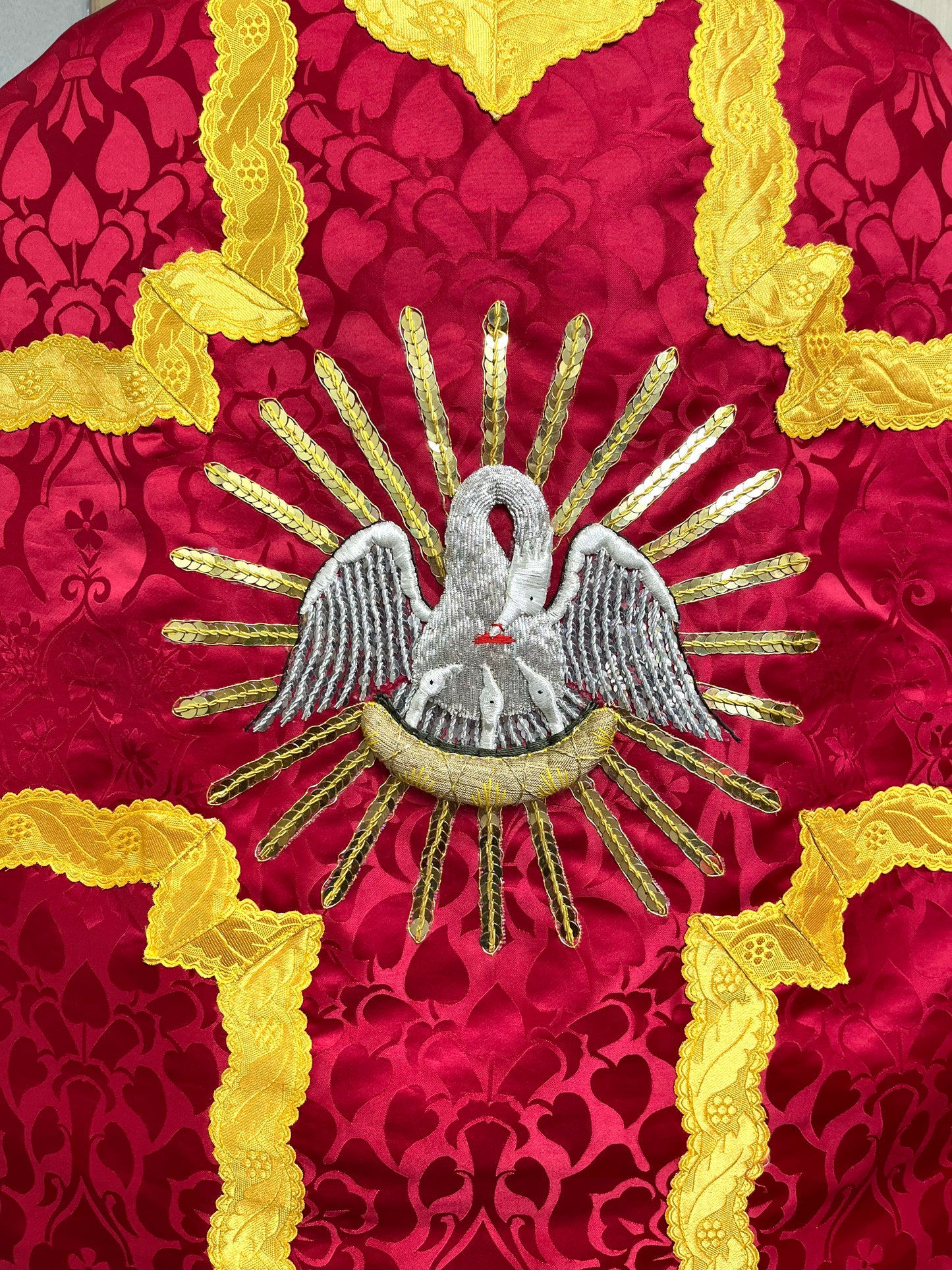 "Pie Pellicane" Hand-embroidered French-cut Roman Chasuble Low Mass Set / Pianeta Francese "Pie Pellicane"