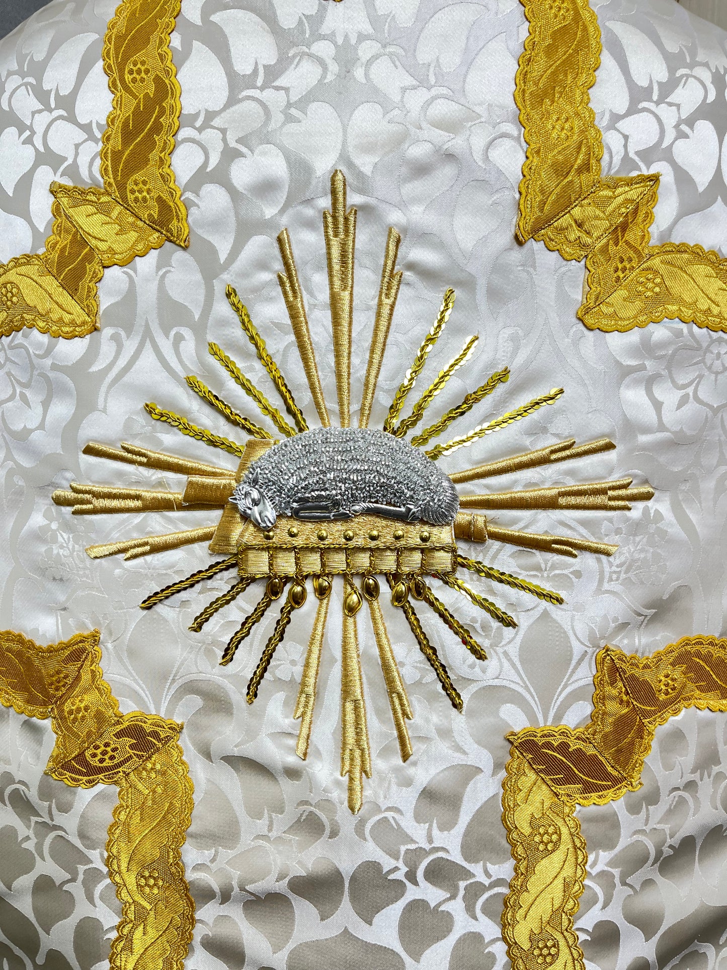 "Agnus Dei" Hand-embroidered French-cut Roman Chasuble Low Mass Set / Pianeta Francese "Agnus Dei"