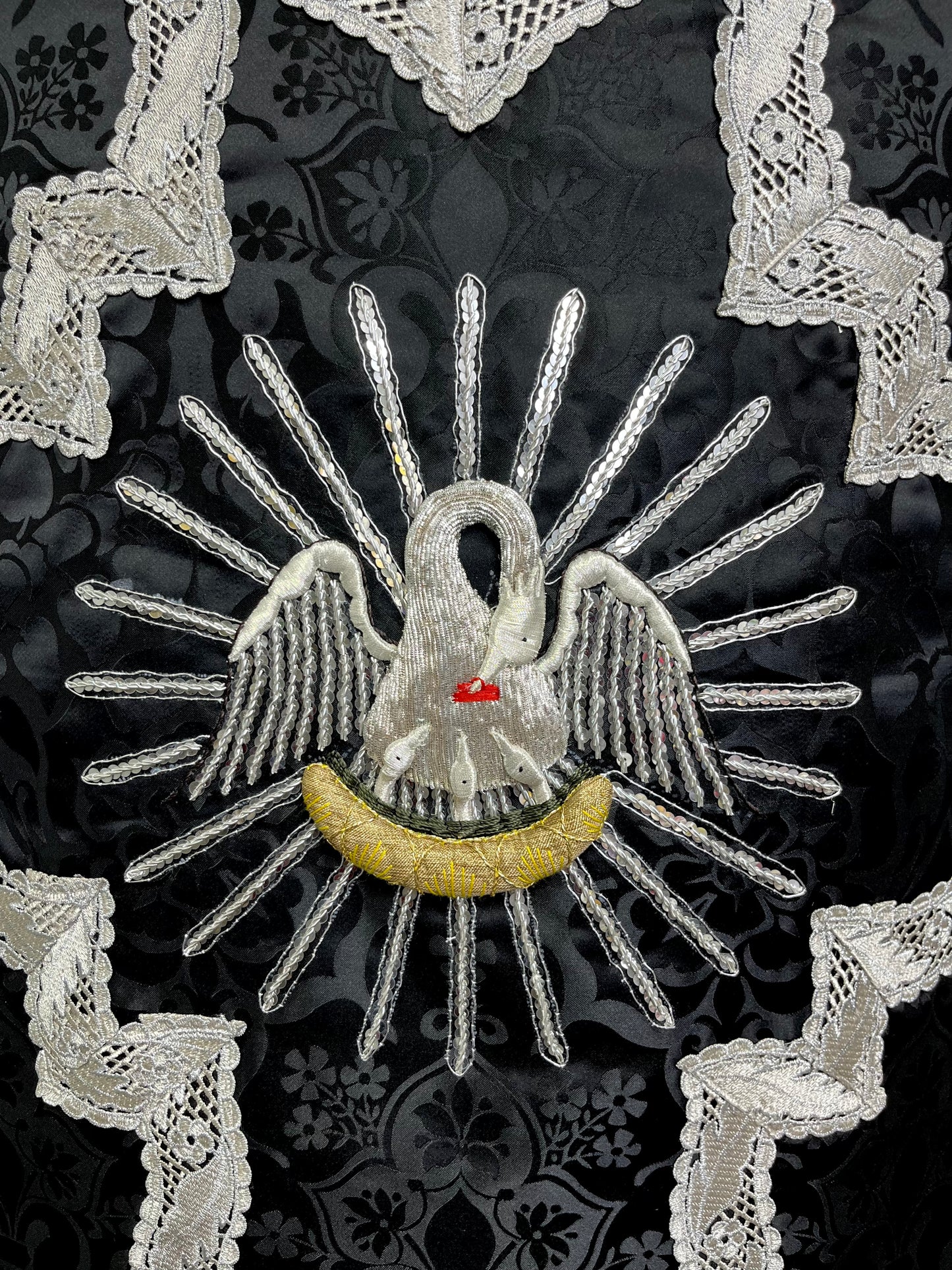 "Pie Pellicane" Hand-embroidered French-cut Roman Chasuble Low Mass Set / Pianeta Francese "Pie Pellicane"