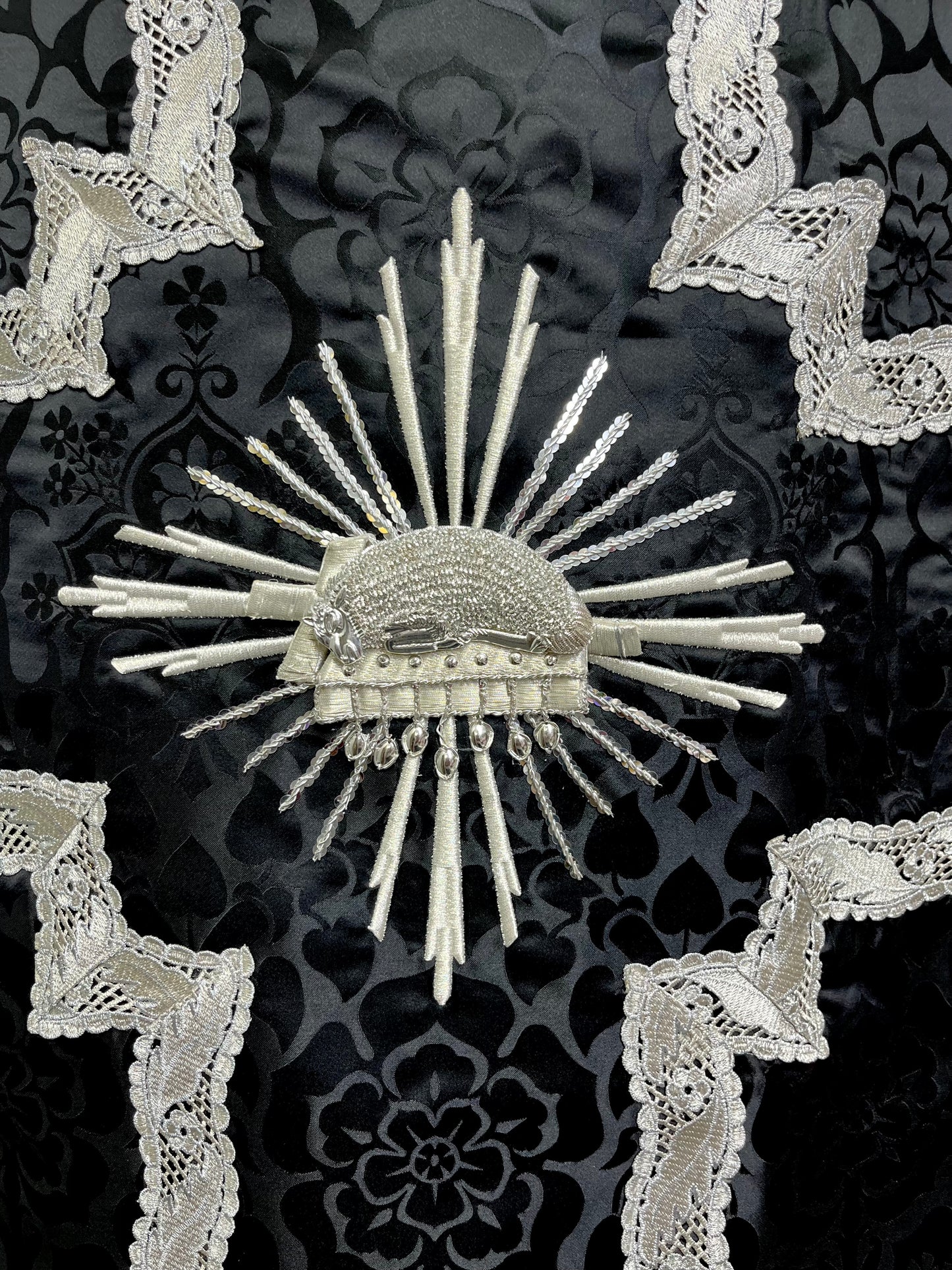"Agnus Dei" Hand-embroidered French-cut Roman Chasuble Low Mass Set / Pianeta Francese "Agnus Dei"