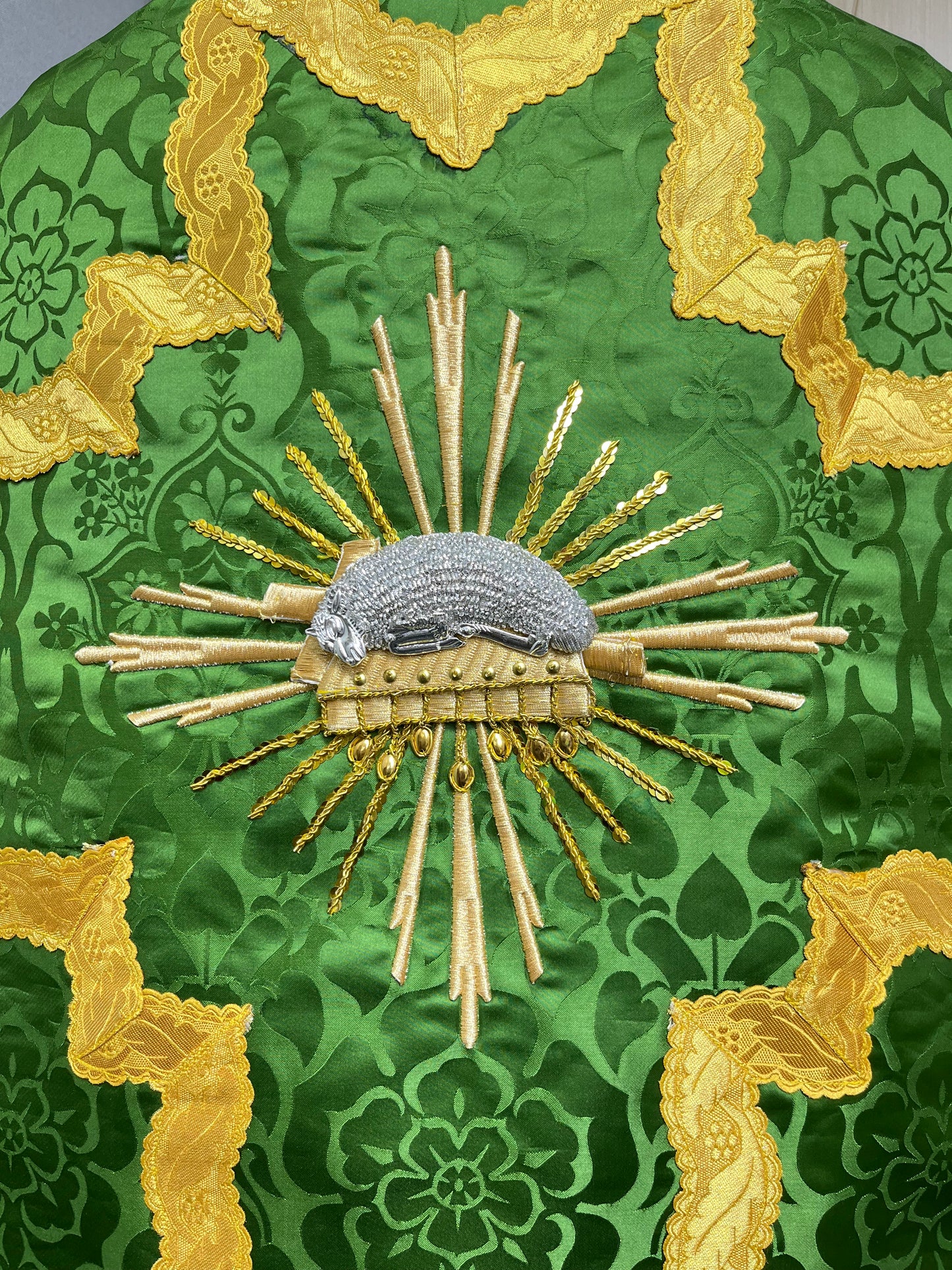 "Agnus Dei" Hand-embroidered French-cut Roman Chasuble Low Mass Set / Pianeta Francese "Agnus Dei"