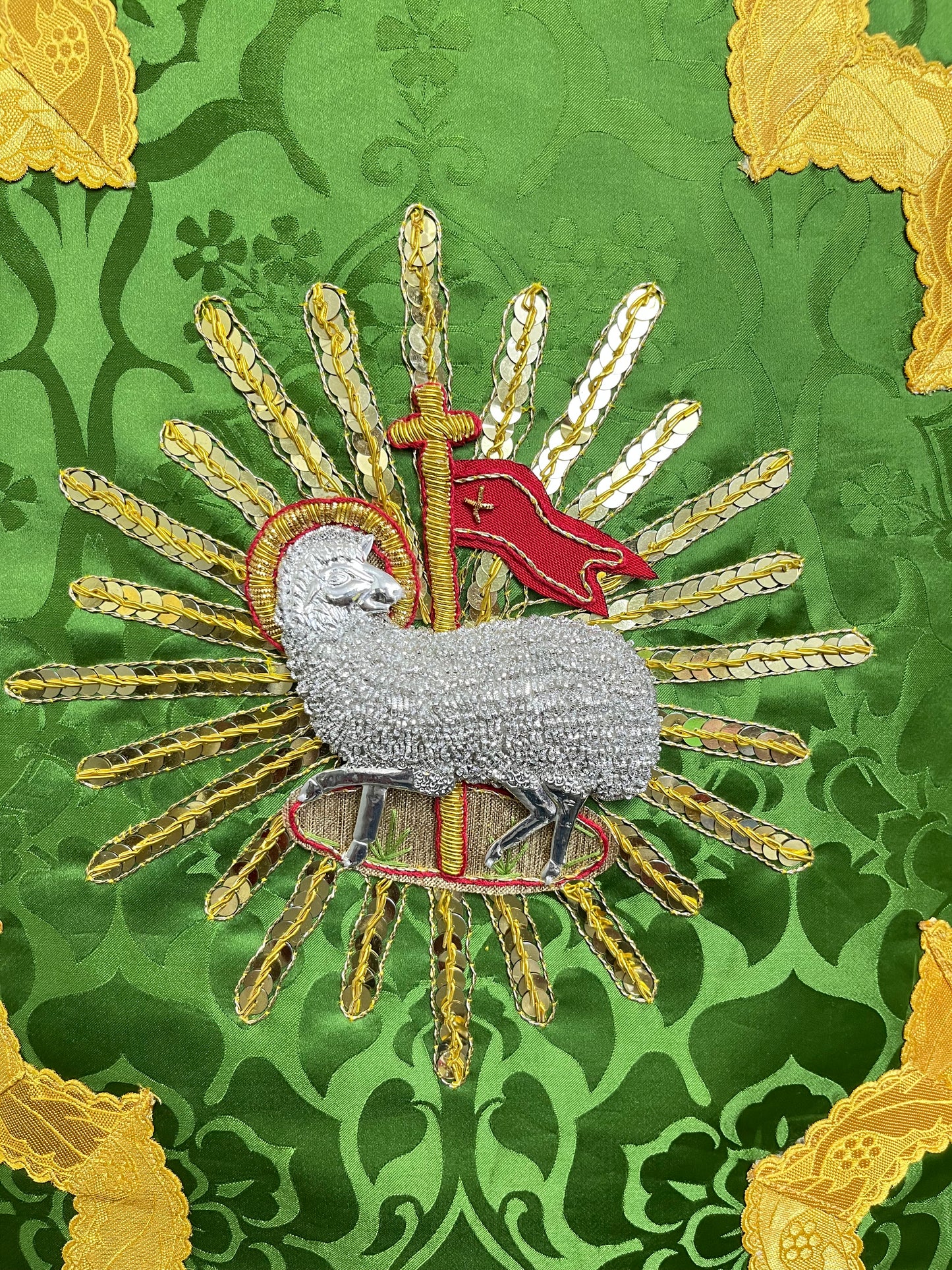 "Paschal Lamb" Hand-embroidered French-cut Roman Chasuble Low Mass Set / Pianeta Francese "Agnus Paschalis"