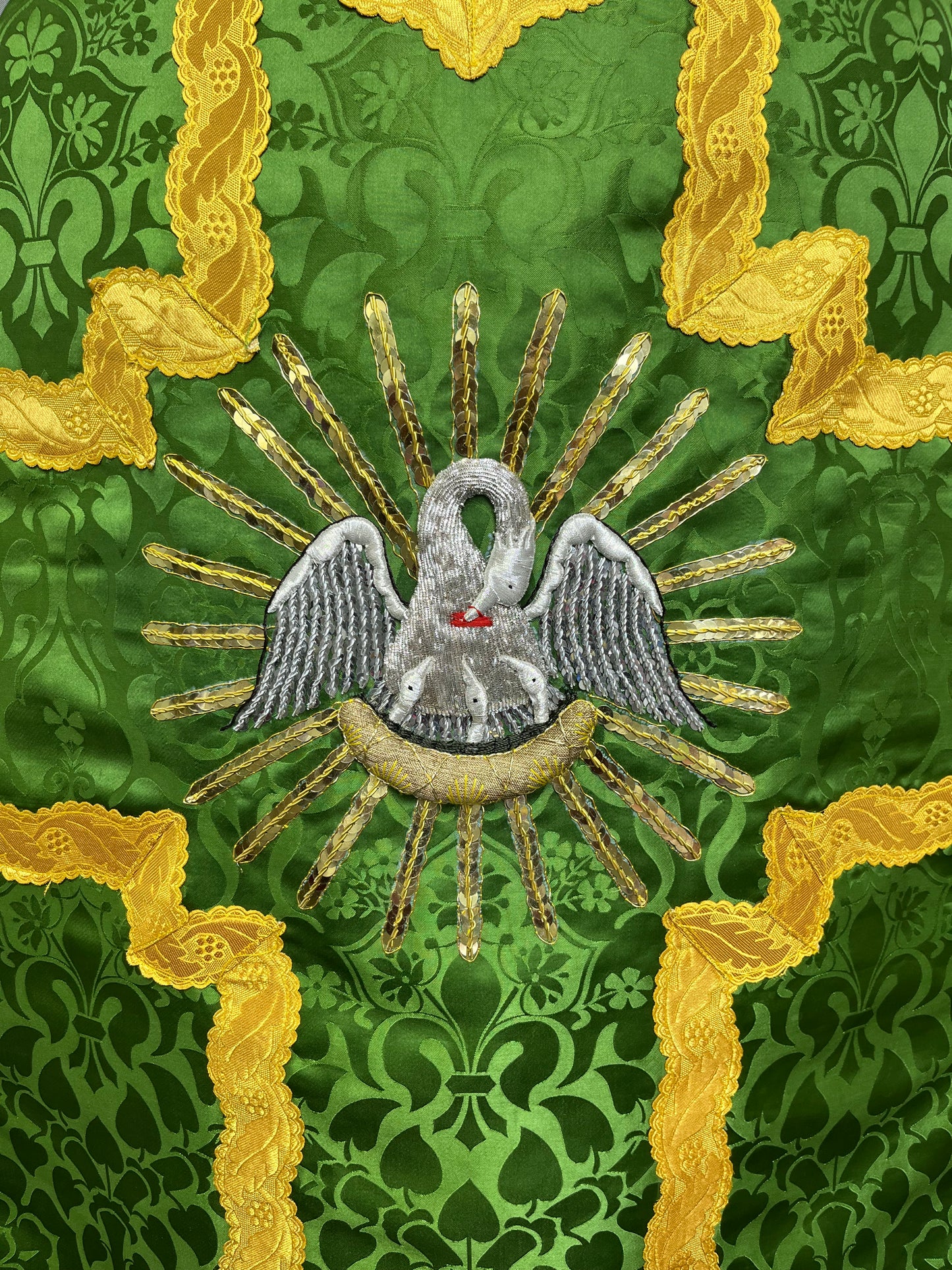 "Pie Pellicane" Hand-embroidered French-cut Roman Chasuble Low Mass Set / Pianeta Francese "Pie Pellicane"