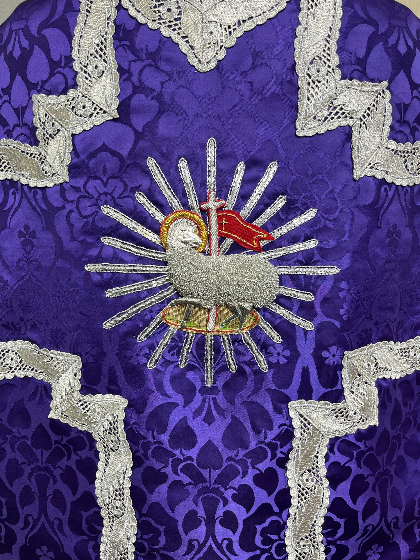 "Paschal Lamb" Hand-embroidered French-cut Roman Chasuble Low Mass Set / Pianeta Francese "Agnus Paschalis"