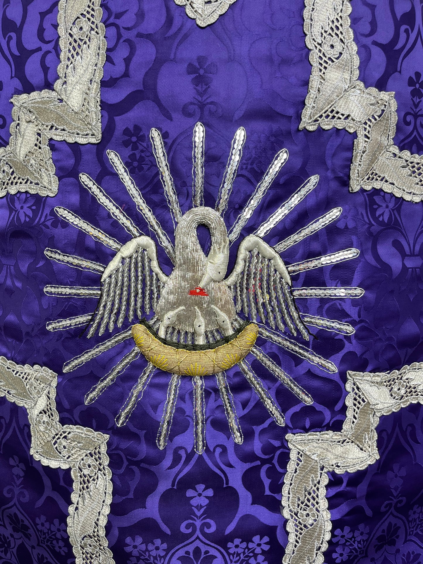 "Pie Pellicane" Hand-embroidered French-cut Roman Chasuble Low Mass Set / Pianeta Francese "Pie Pellicane"