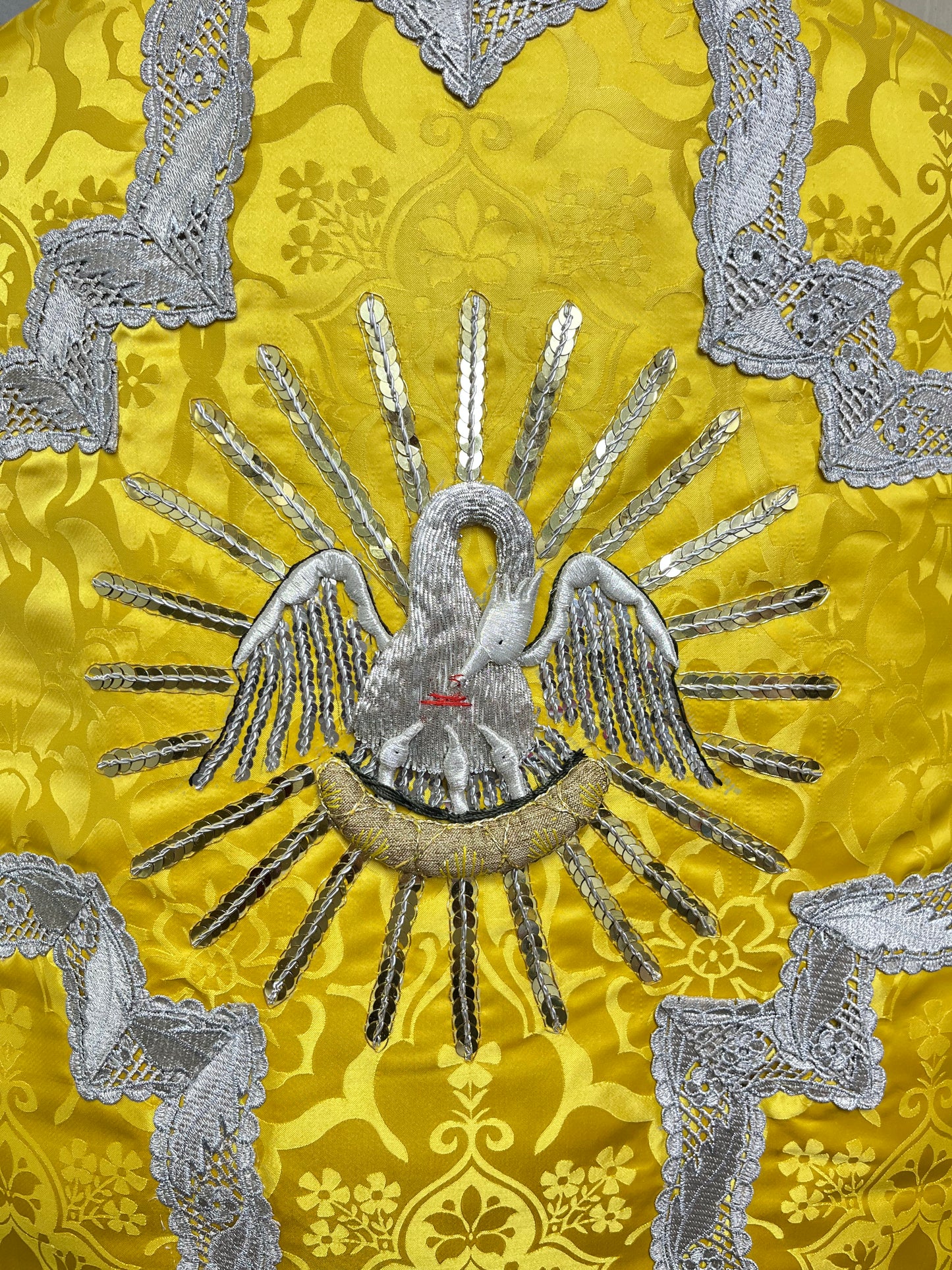 "Pie Pellicane" Hand-embroidered French-cut Roman Chasuble Low Mass Set / Pianeta Francese "Pie Pellicane"