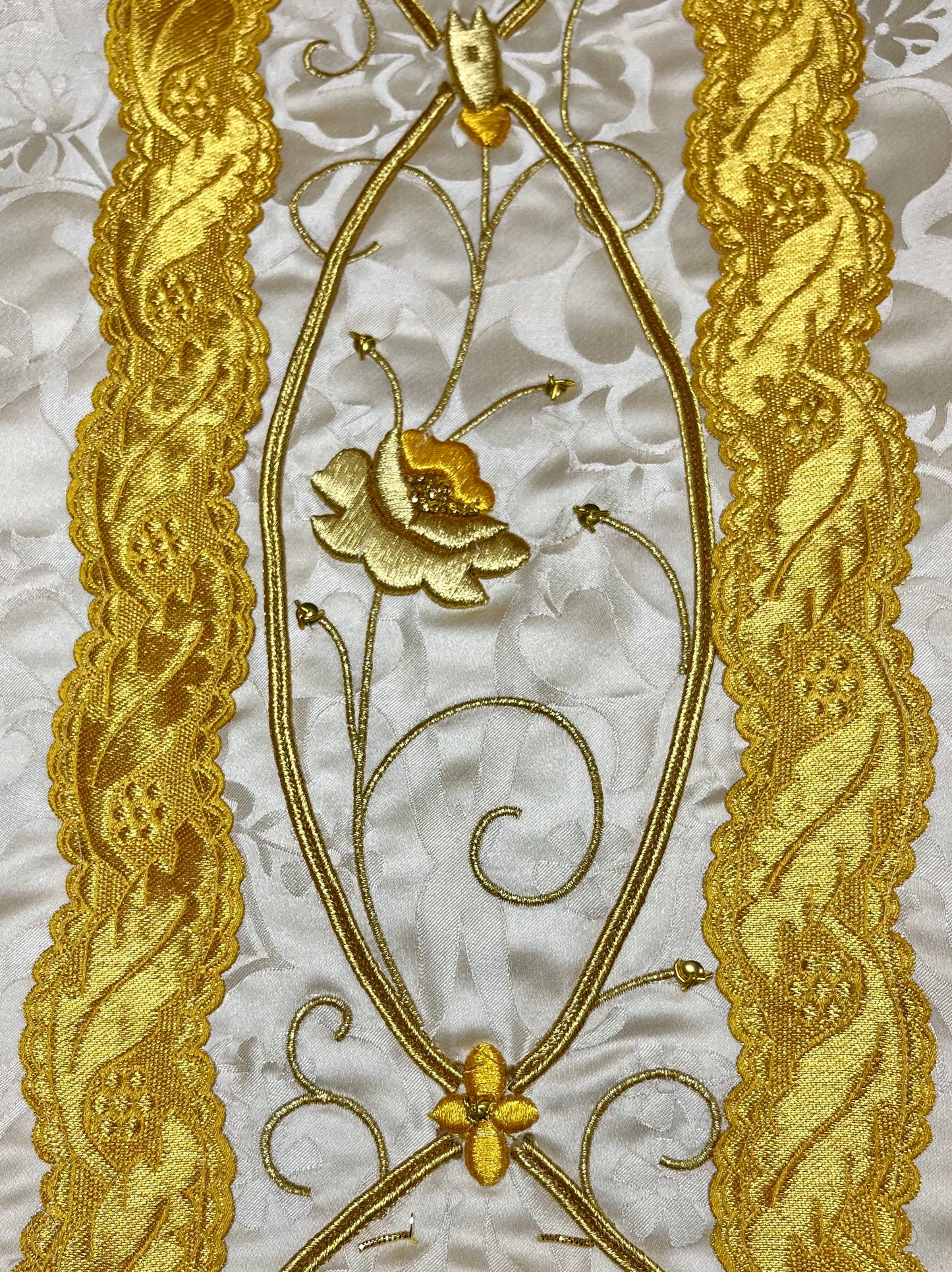 French Dalmatic or Tunicle with hand and machine-embroidered floral panels / Dalmatica Francese Ricamato