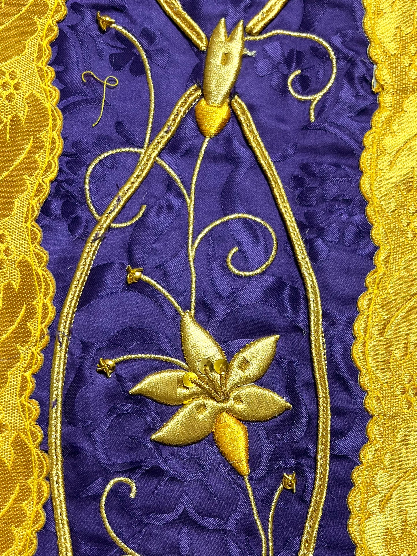 French Dalmatic or Tunicle with hand and machine-embroidered floral panels / Dalmatica Francese Ricamato