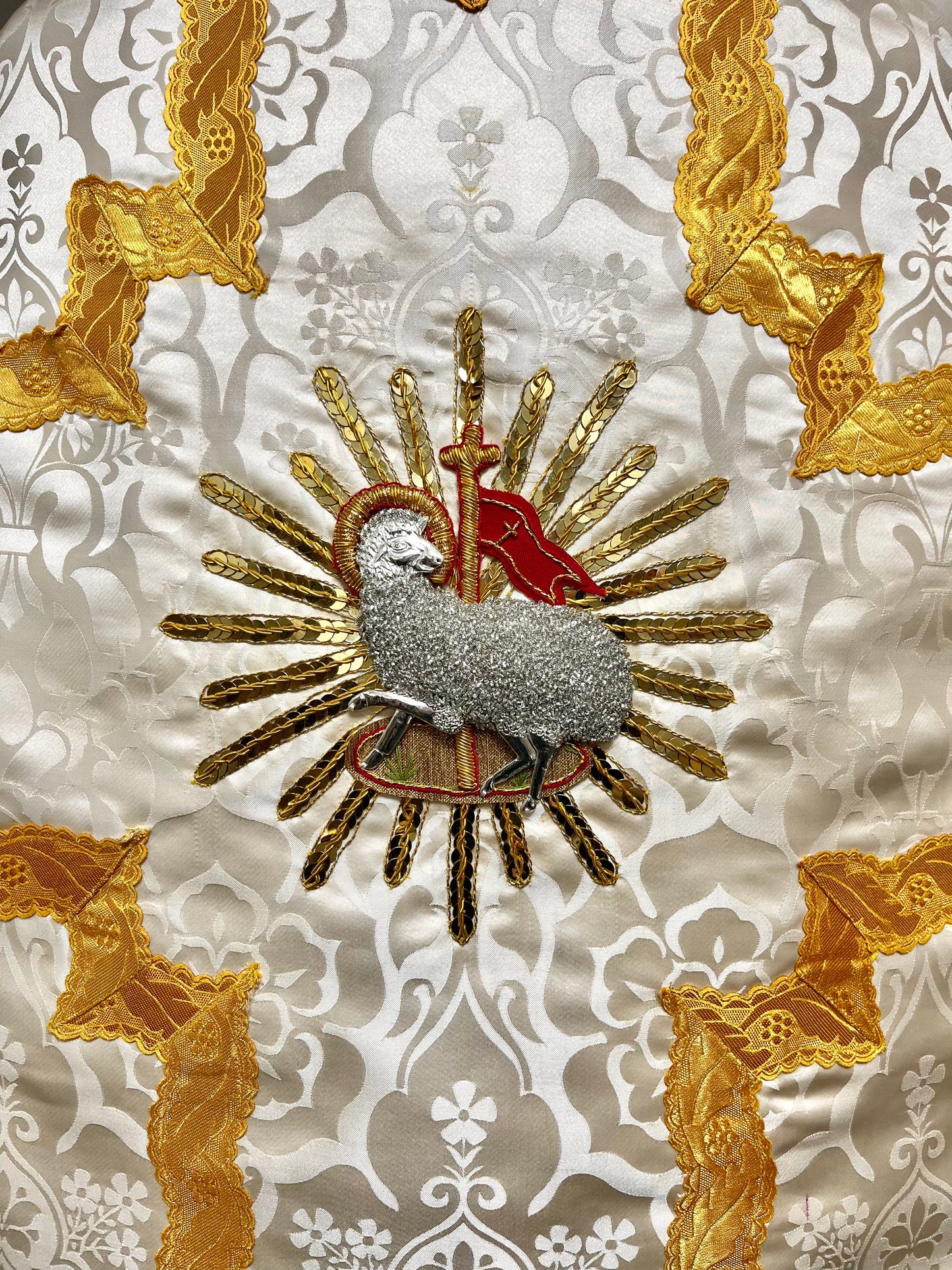 "Paschal Lamb" Hand-embroidered French-cut Roman Chasuble Low Mass Set / Pianeta Francese "Agnus Paschalis"