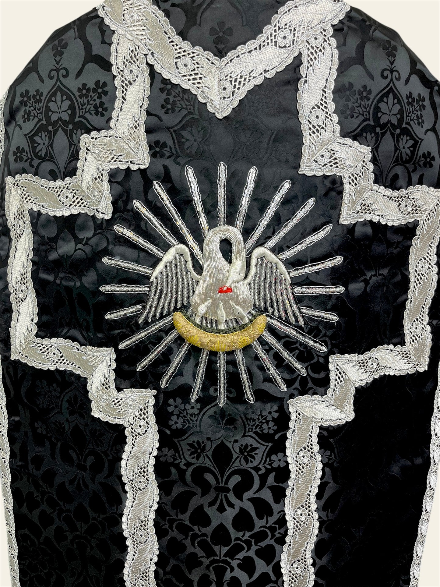 "Pie Pellicane" Hand-embroidered French-cut Roman Chasuble Low Mass Set / Pianeta Francese "Pie Pellicane"