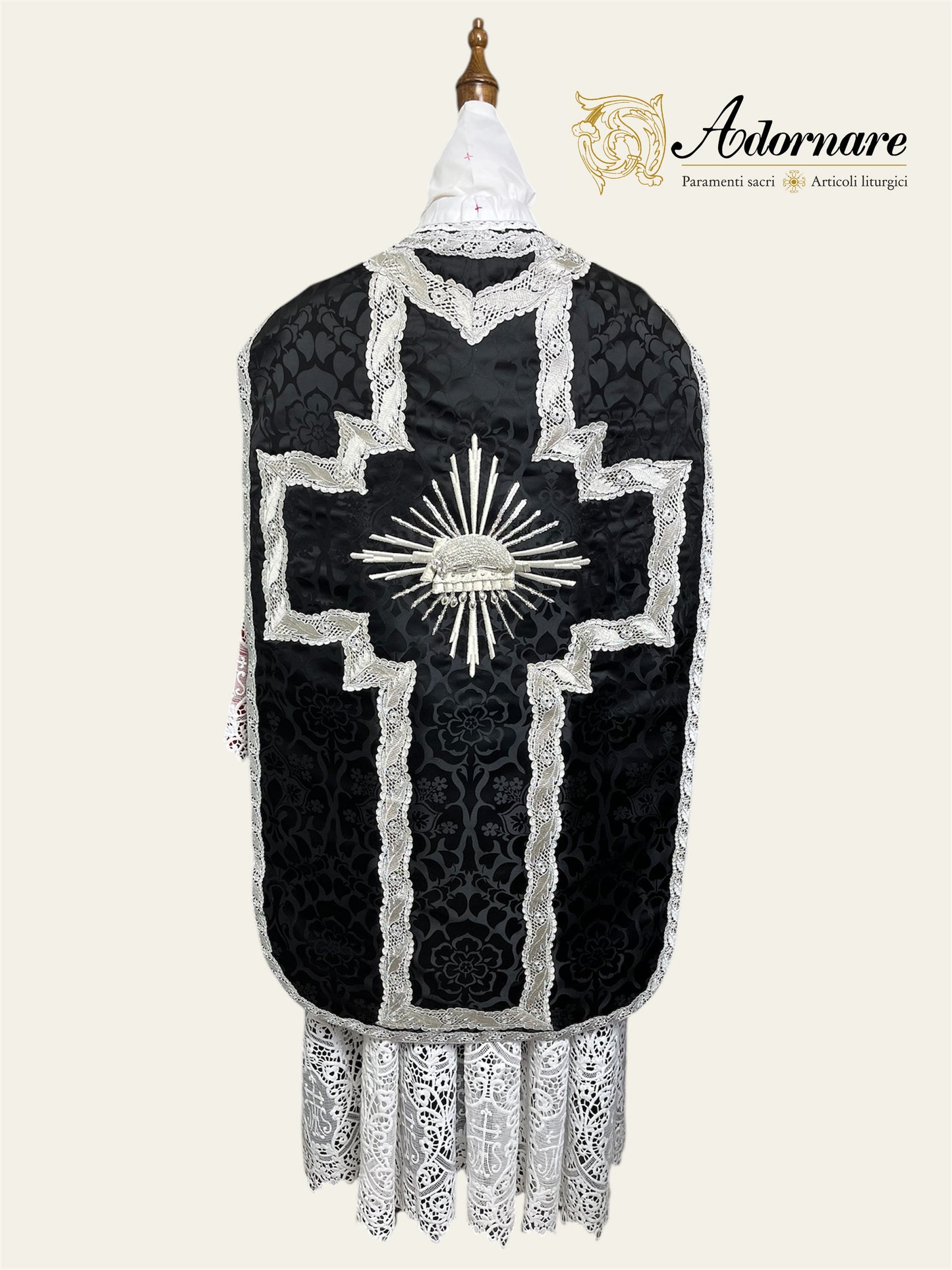 "Agnus Dei" Hand-embroidered French-cut Roman Chasuble Low Mass Set / Pianeta Francese "Agnus Dei"