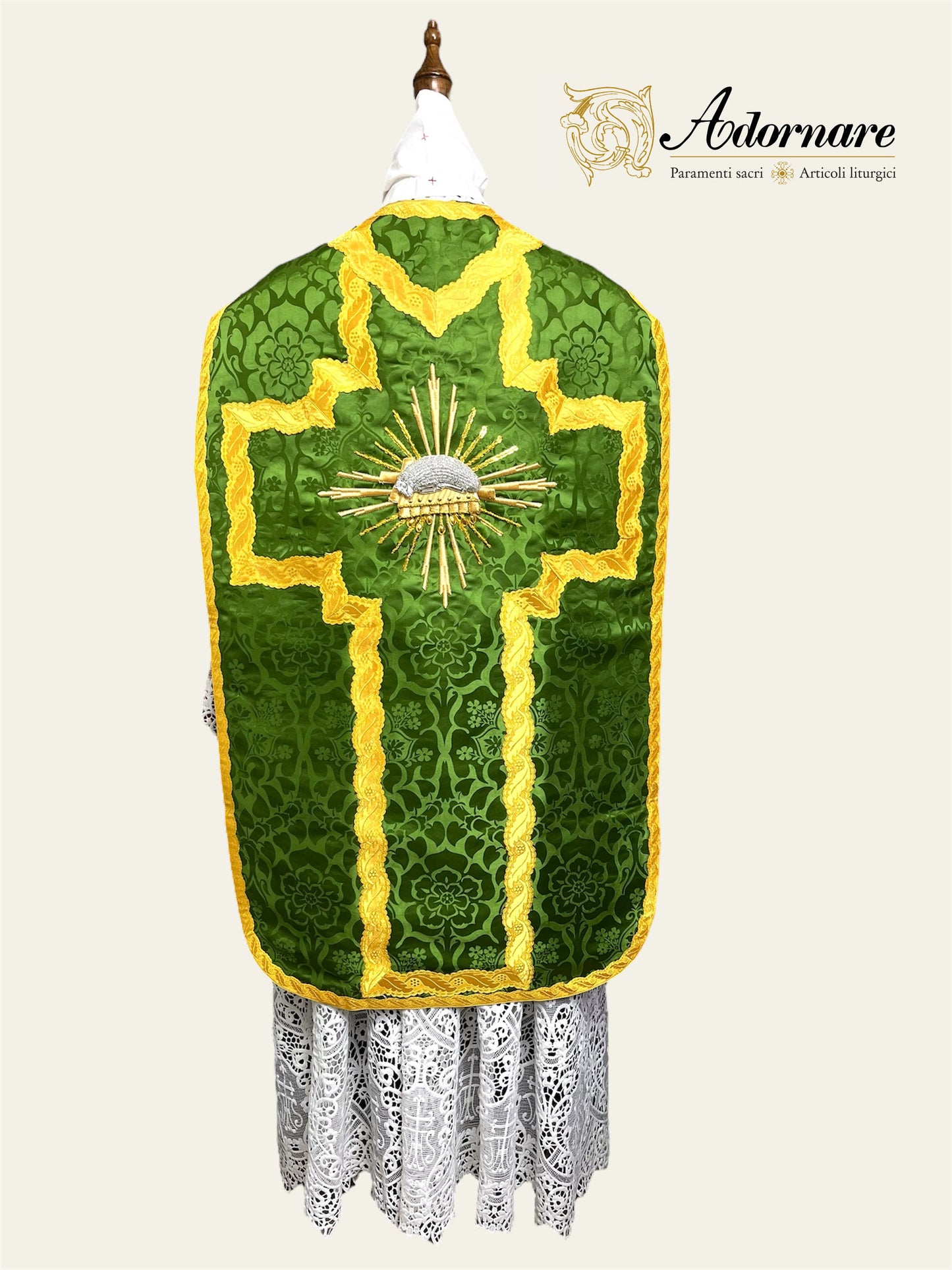 "Agnus Dei" Hand-embroidered French-cut Roman Chasuble Low Mass Set / Pianeta Francese "Agnus Dei"