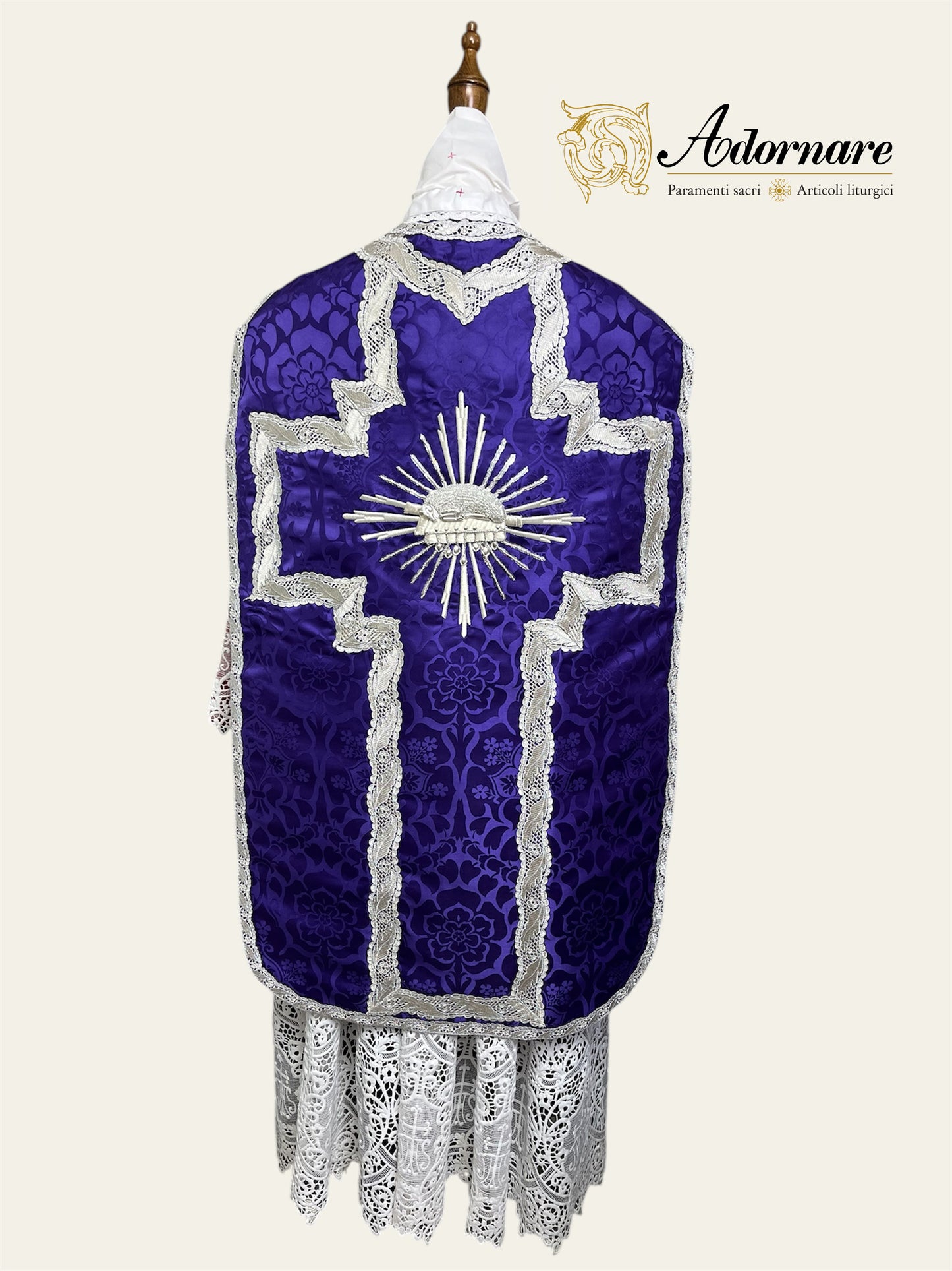"Agnus Dei" Hand-embroidered French-cut Roman Chasuble Low Mass Set / Pianeta Francese "Agnus Dei"