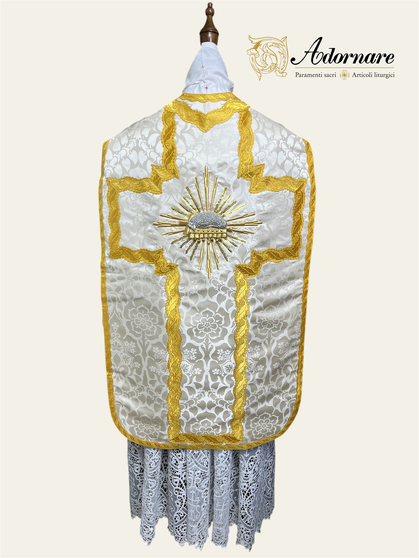 "Agnus Dei" Hand-embroidered French-cut Roman Chasuble Low Mass Set / Pianeta Francese "Agnus Dei"