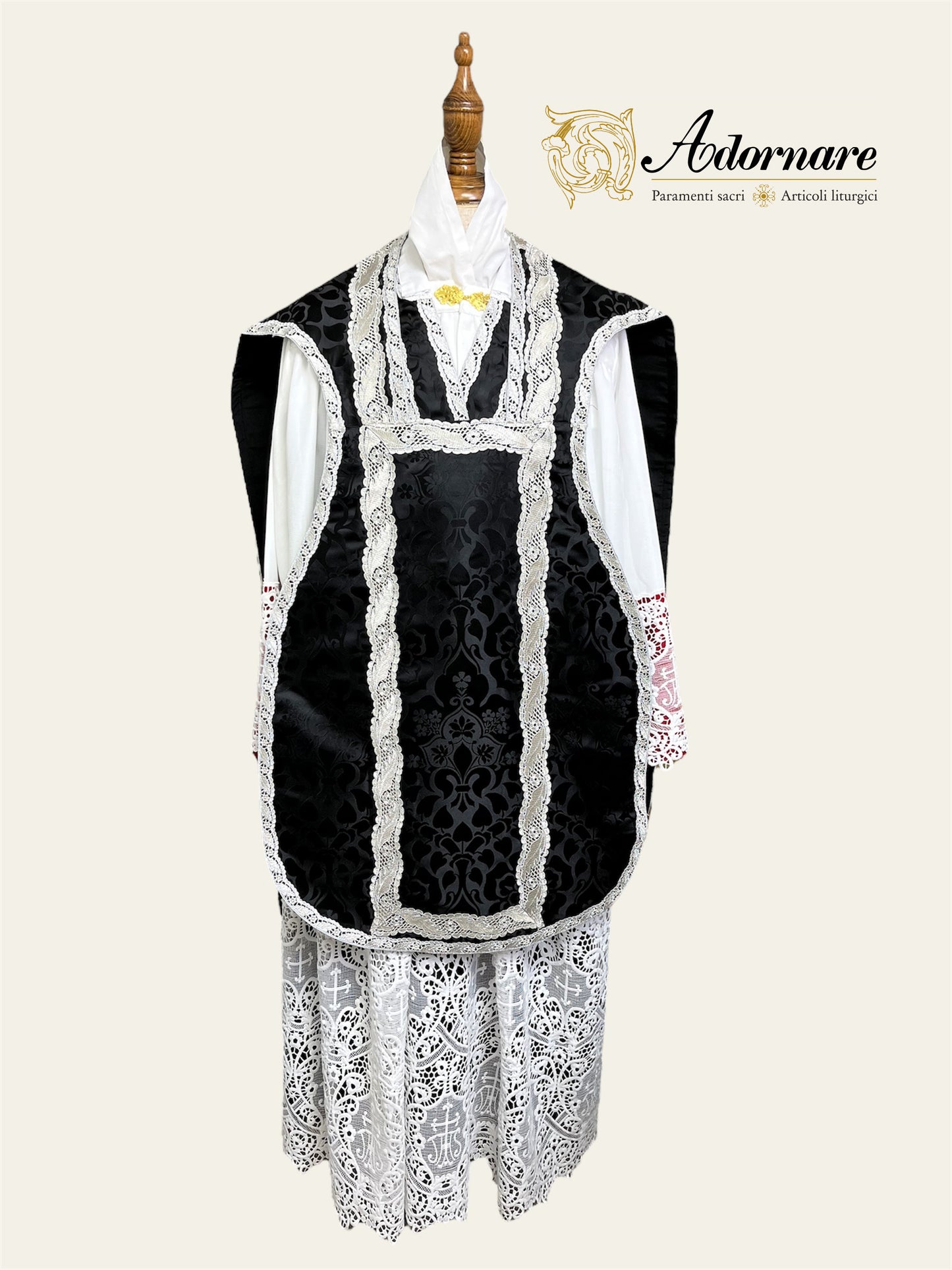 "Agnus Dei" Hand-embroidered French-cut Roman Chasuble Low Mass Set / Pianeta Francese "Agnus Dei"