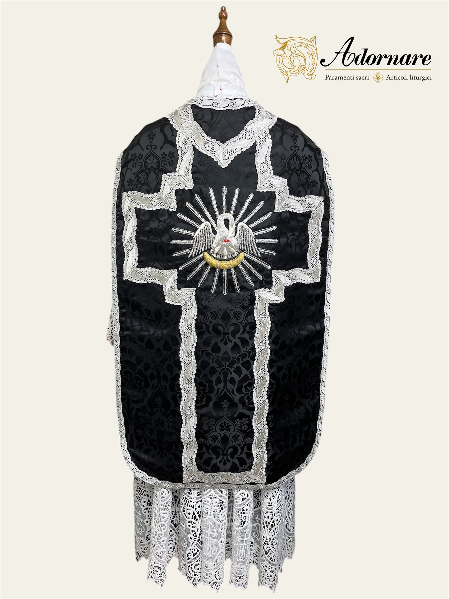 "Pie Pellicane" Hand-embroidered French-cut Roman Chasuble Low Mass Set / Pianeta Francese "Pie Pellicane"