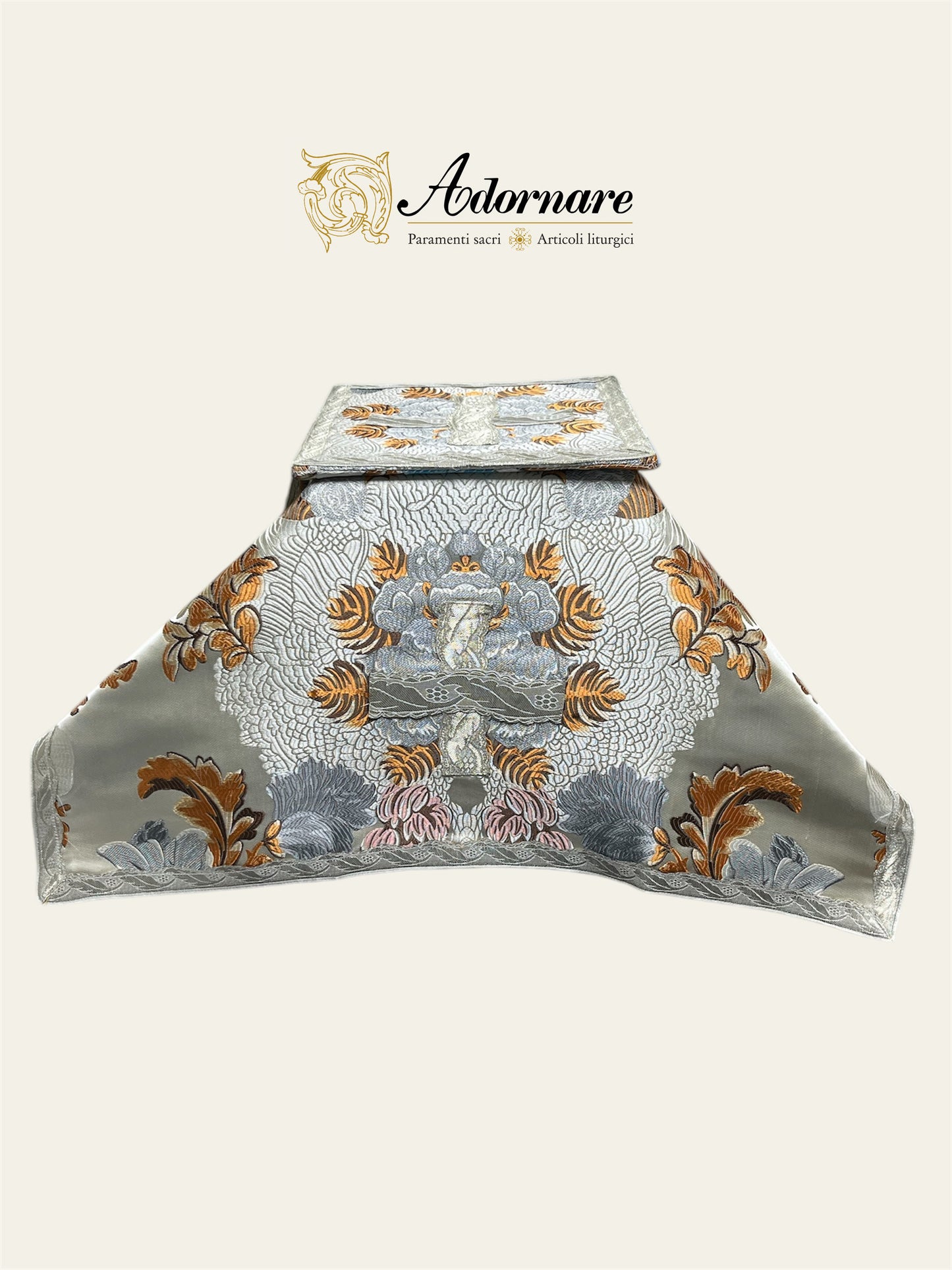 "Marian" Brocade Roman Chasuble with blue damask insert and embroidered appliqué - Low Mass Set / Pianeta Romana Broccato "Mariana" con inserti in damasco azzurro