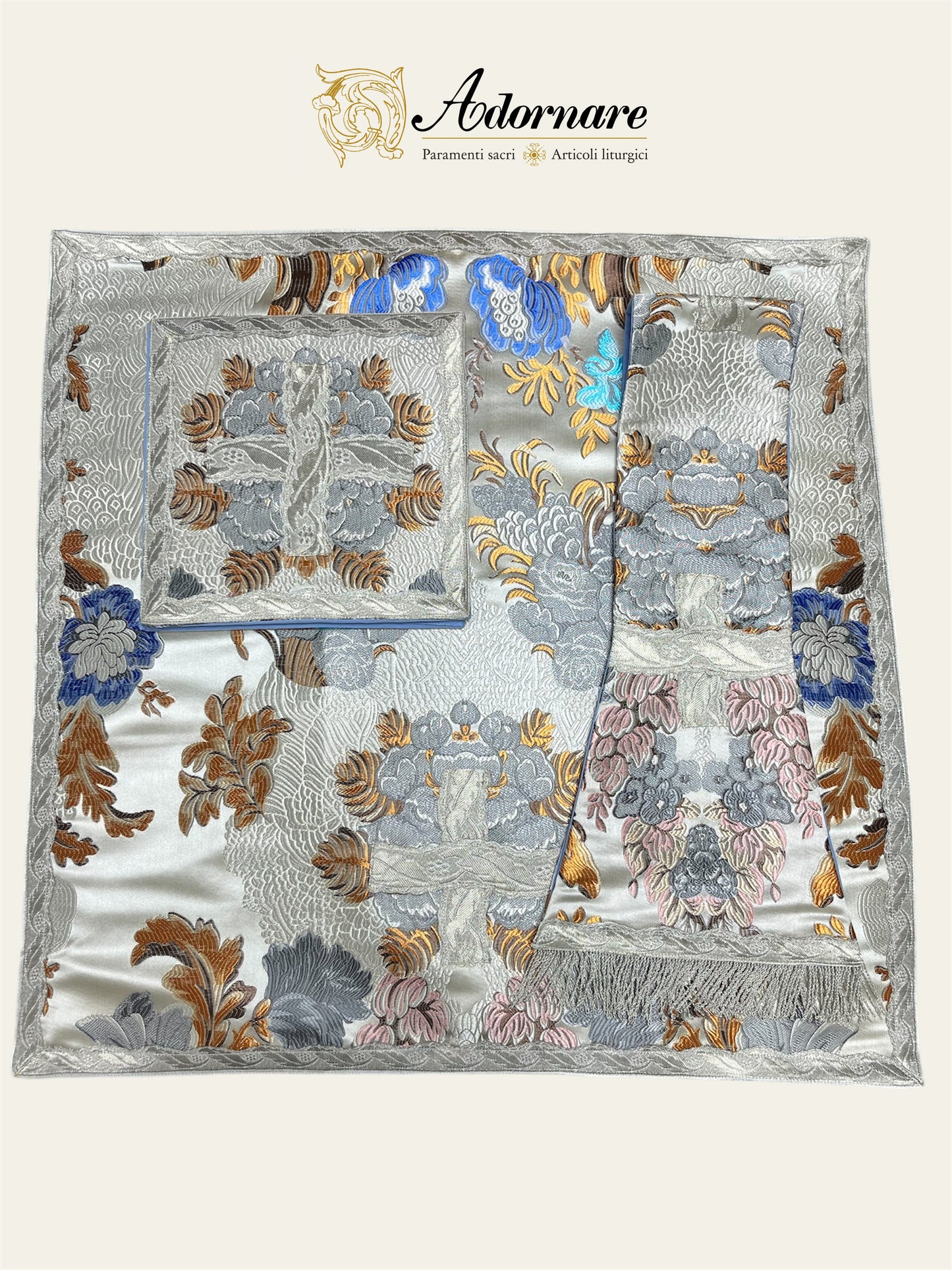 "Marian" Brocade Roman Chasuble with blue damask insert and embroidered appliqué - Low Mass Set / Pianeta Romana Broccato "Mariana" con inserti in damasco azzurro