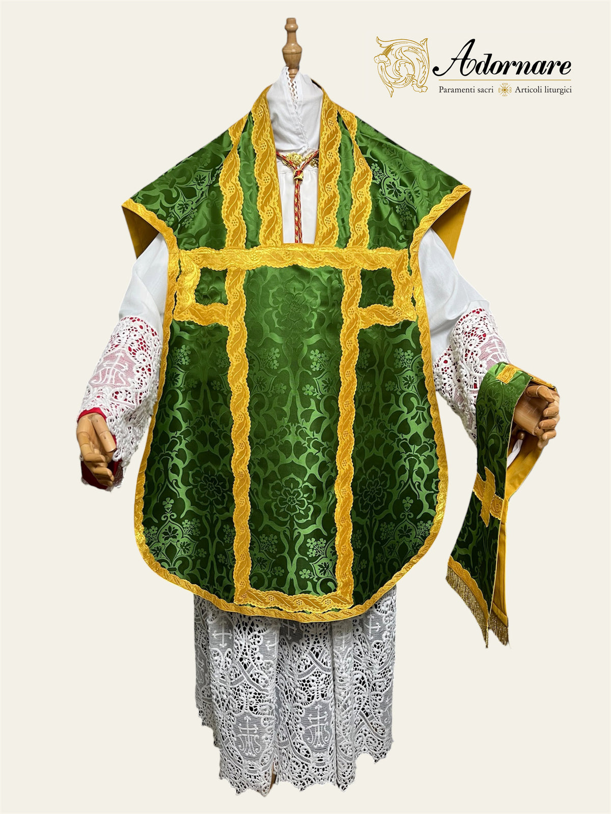 Roman chasuble with embroidered episcopal coat of arms / Pianeta con stemma ricamato a macchina