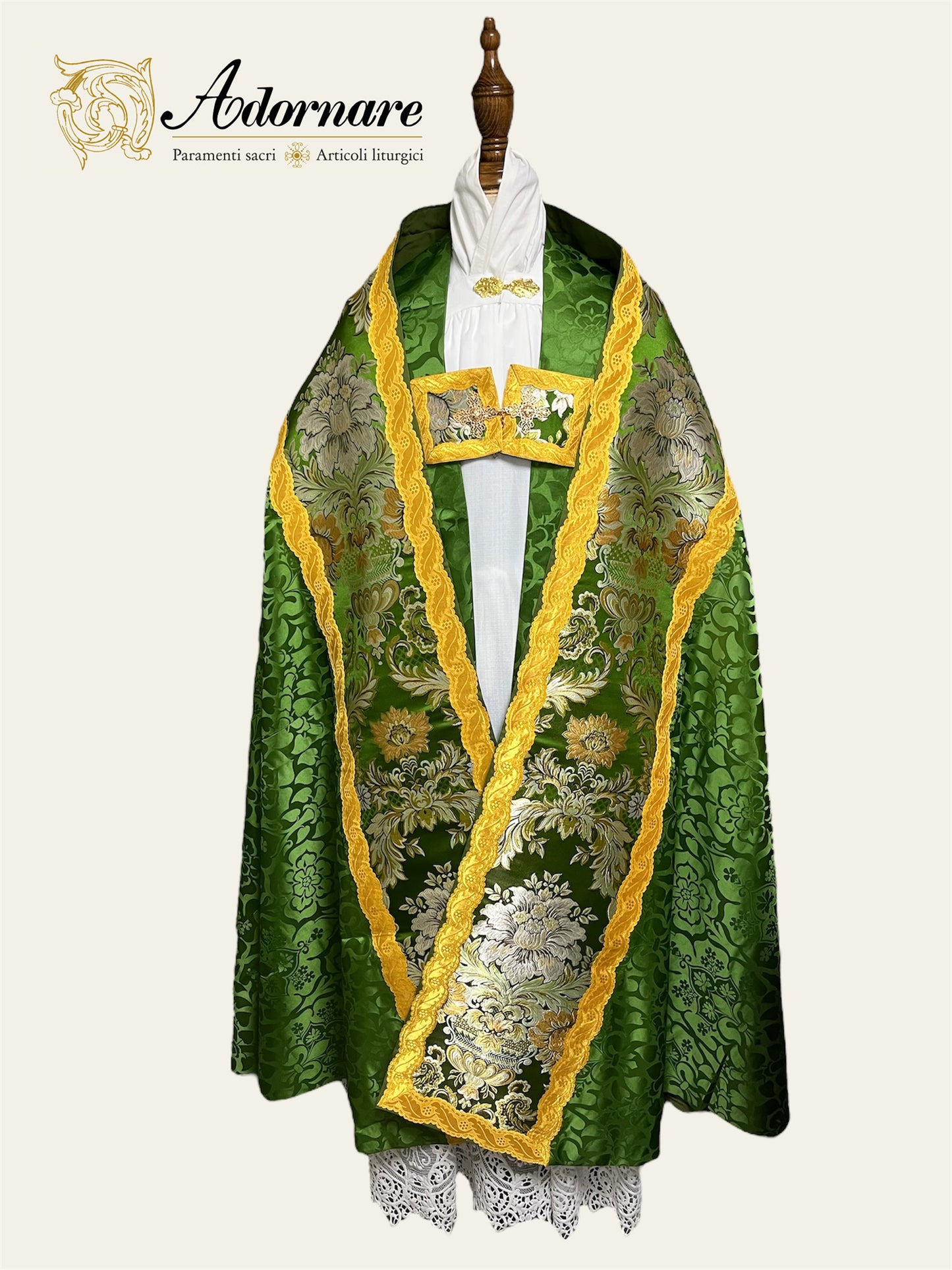 Damask Roman Cope with brocade panels / Piviale Romano Damasco con inserti in broccato