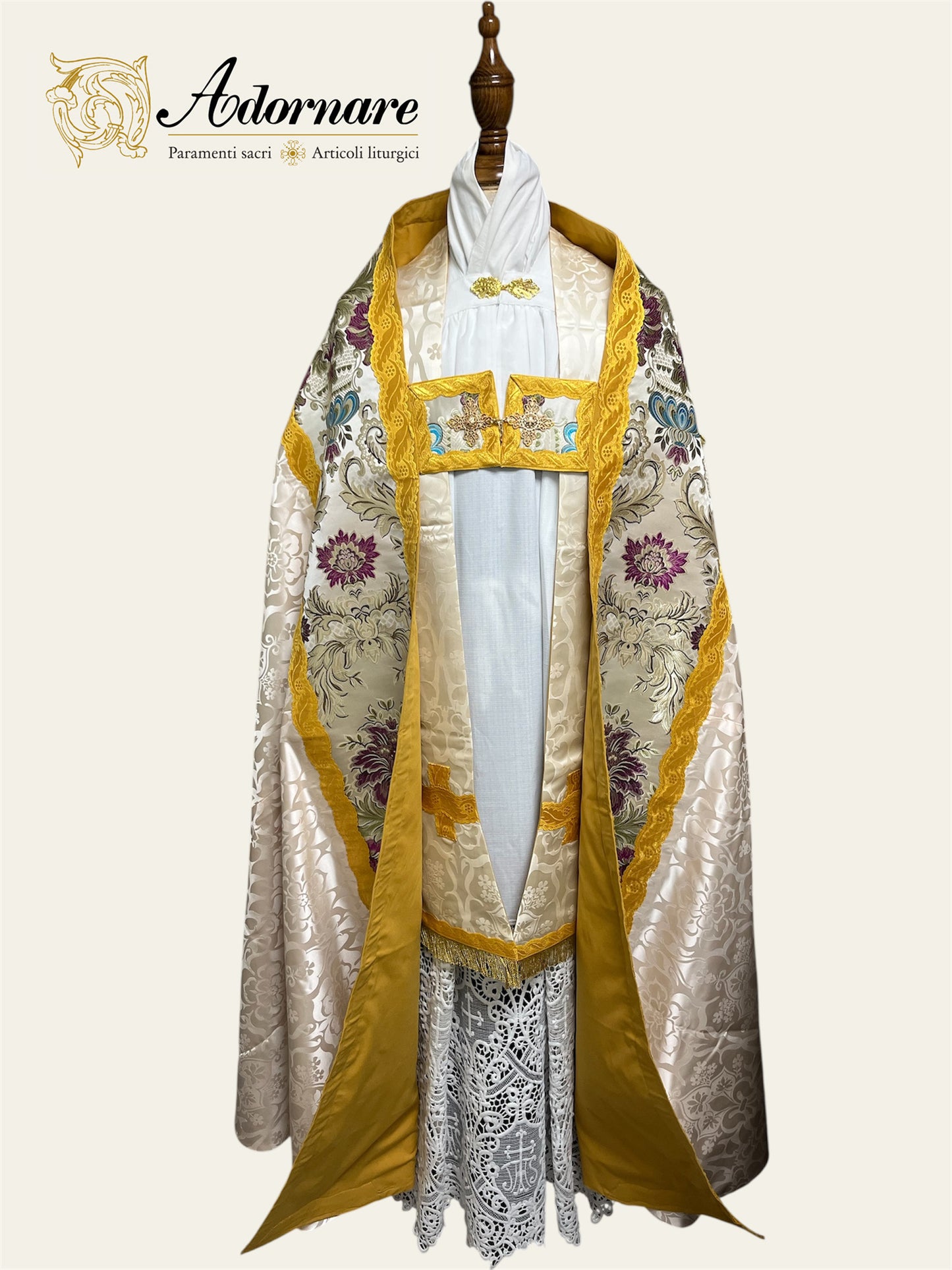 Damask Roman Cope with brocade panels / Piviale Romano Damasco con inserti in broccato