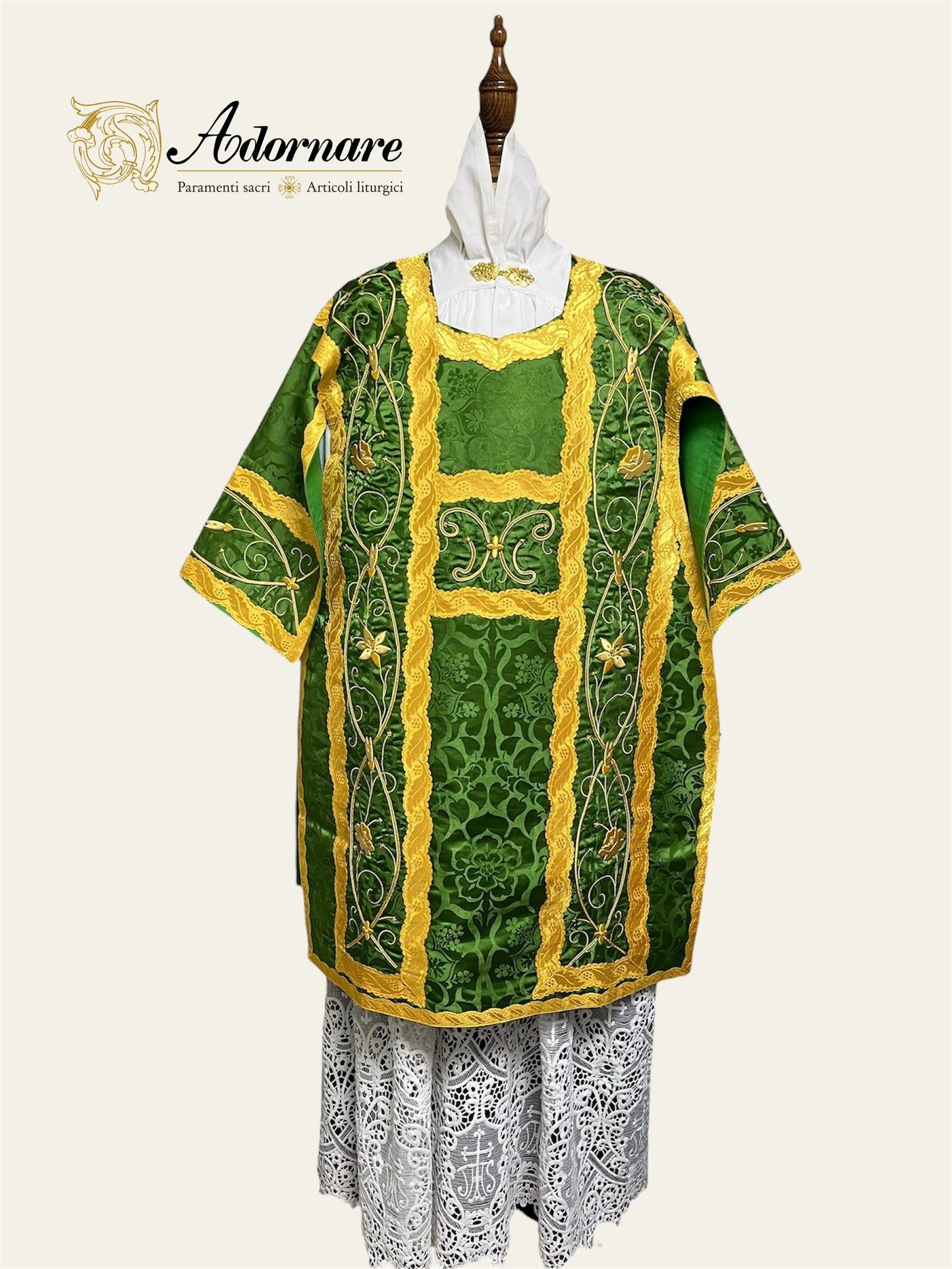 French Dalmatic or Tunicle with hand and machine-embroidered floral panels / Dalmatica Francese Ricamato