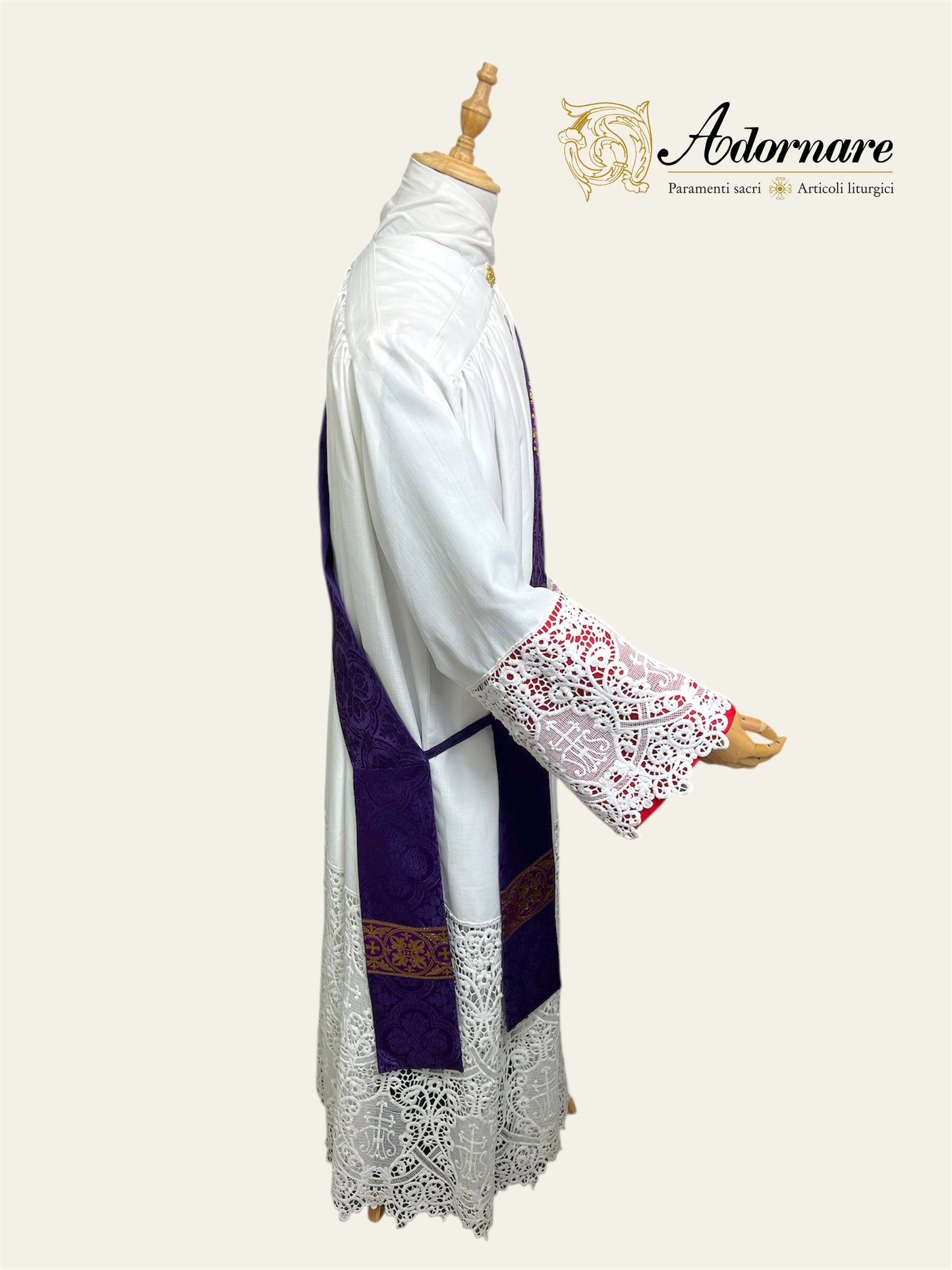 Damask Gothic Dalmatic with woven orphrey bands / Dalmatica gotica in damasco