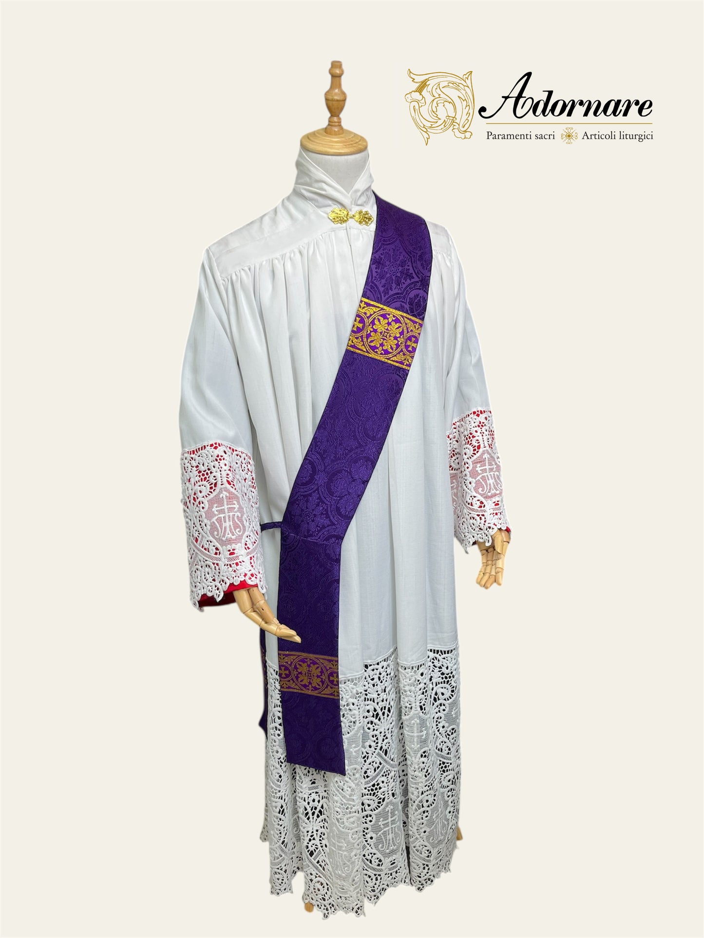 Damask Gothic Dalmatic with woven orphrey bands / Dalmatica gotica in damasco