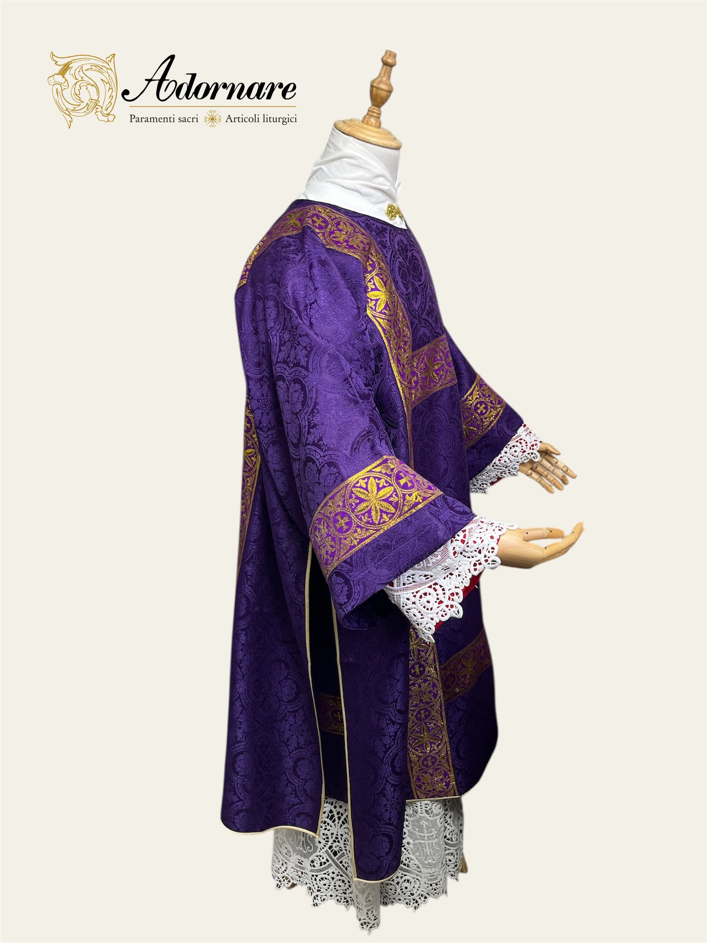Damask Gothic Dalmatic with woven orphrey bands / Dalmatica gotica in damasco