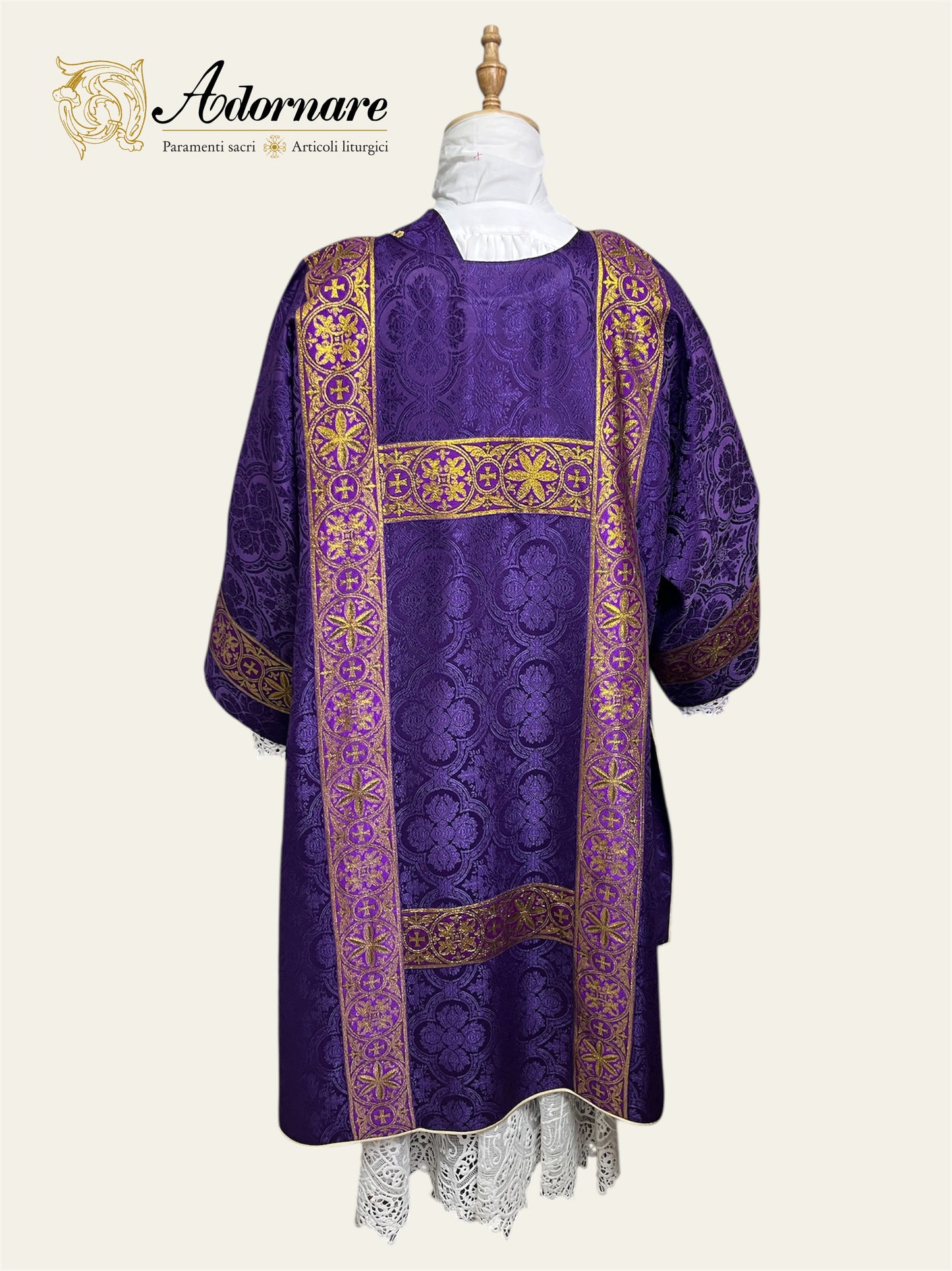 Damask Gothic Dalmatic with woven orphrey bands / Dalmatica gotica in damasco