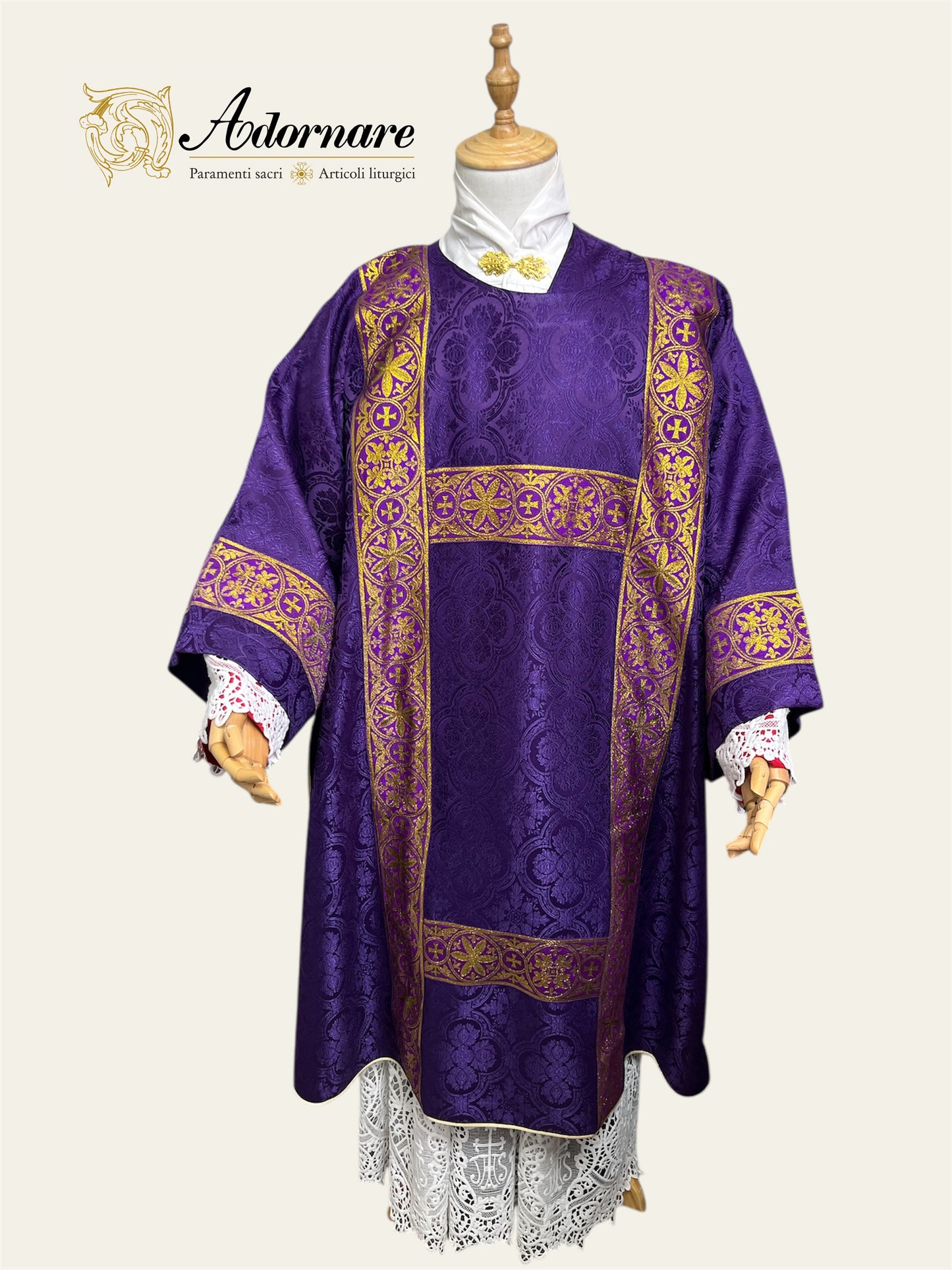 Damask Gothic Dalmatic with woven orphrey bands / Dalmatica gotica in damasco