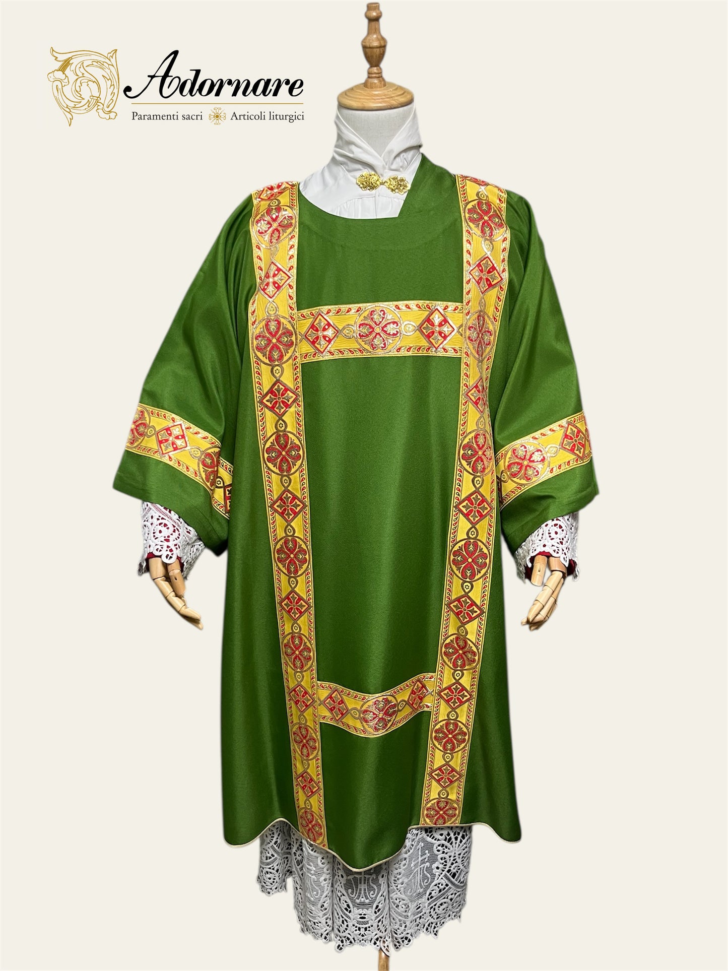 Gothic Dalmatic with gold woven orphrey bands / Dalmatica gotica
