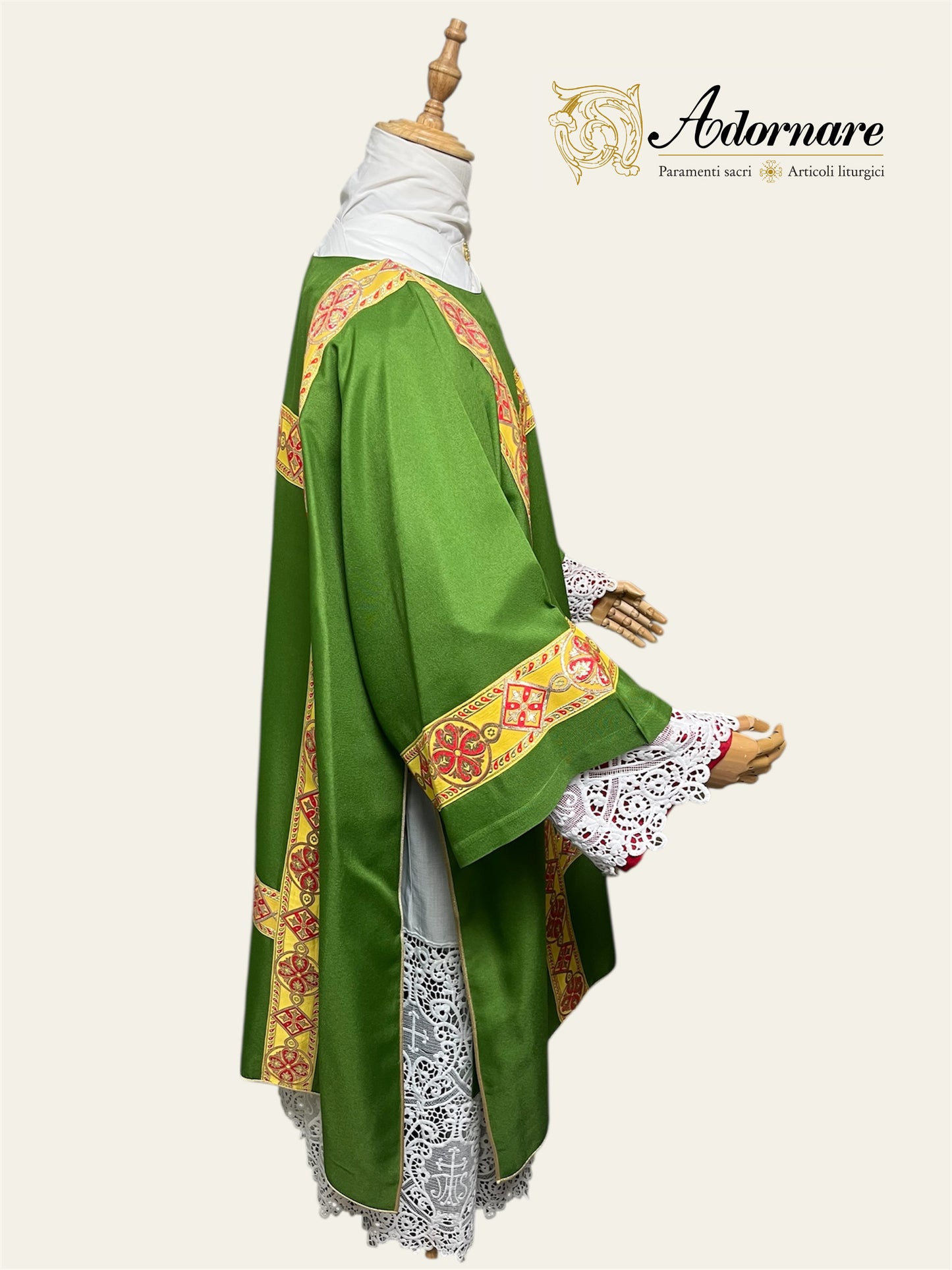 Gothic Dalmatic with gold woven orphrey bands / Dalmatica gotica