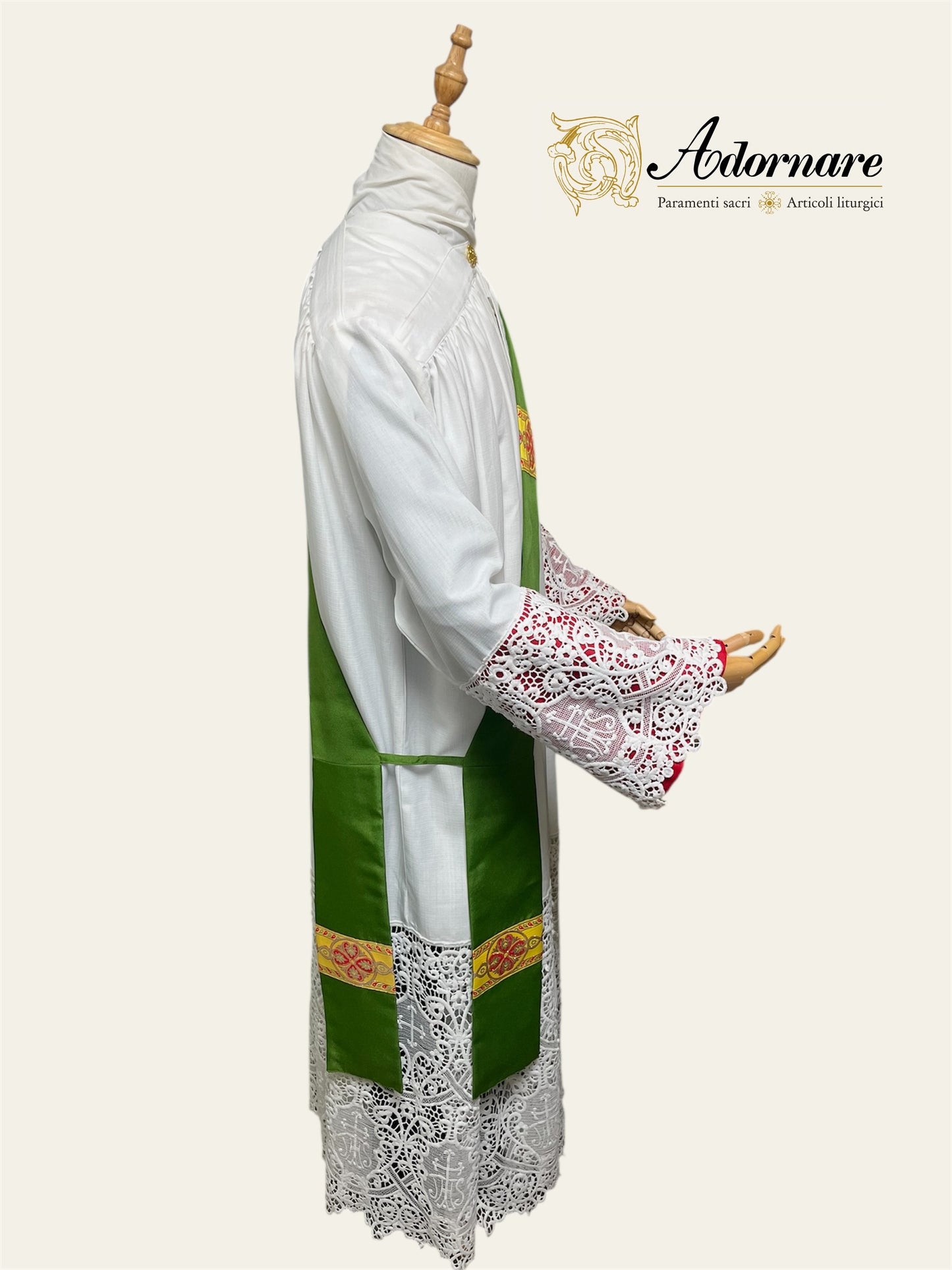 Gothic Dalmatic with gold woven orphrey bands / Dalmatica gotica
