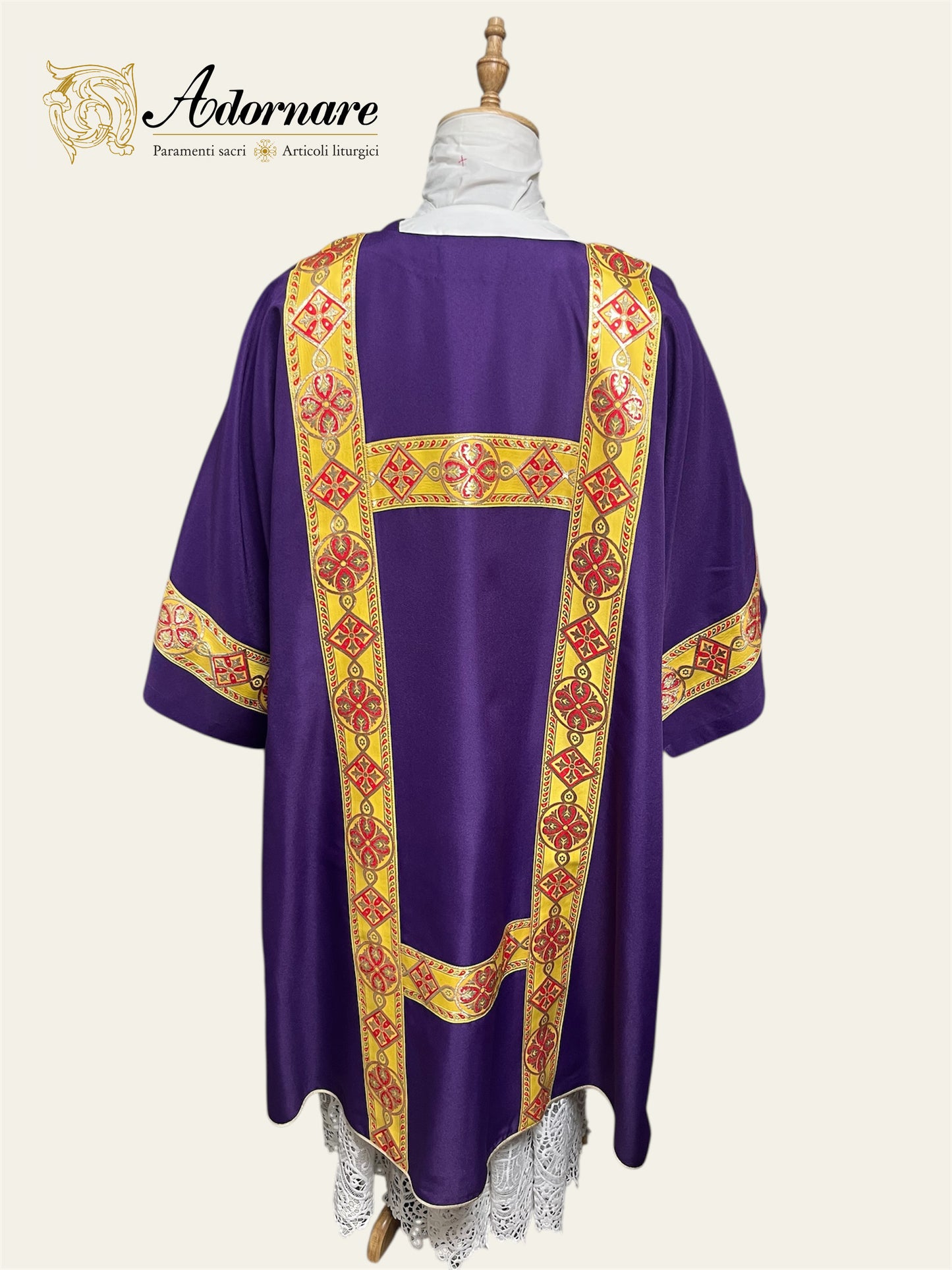 Gothic Dalmatic with gold woven orphrey bands / Dalmatica gotica