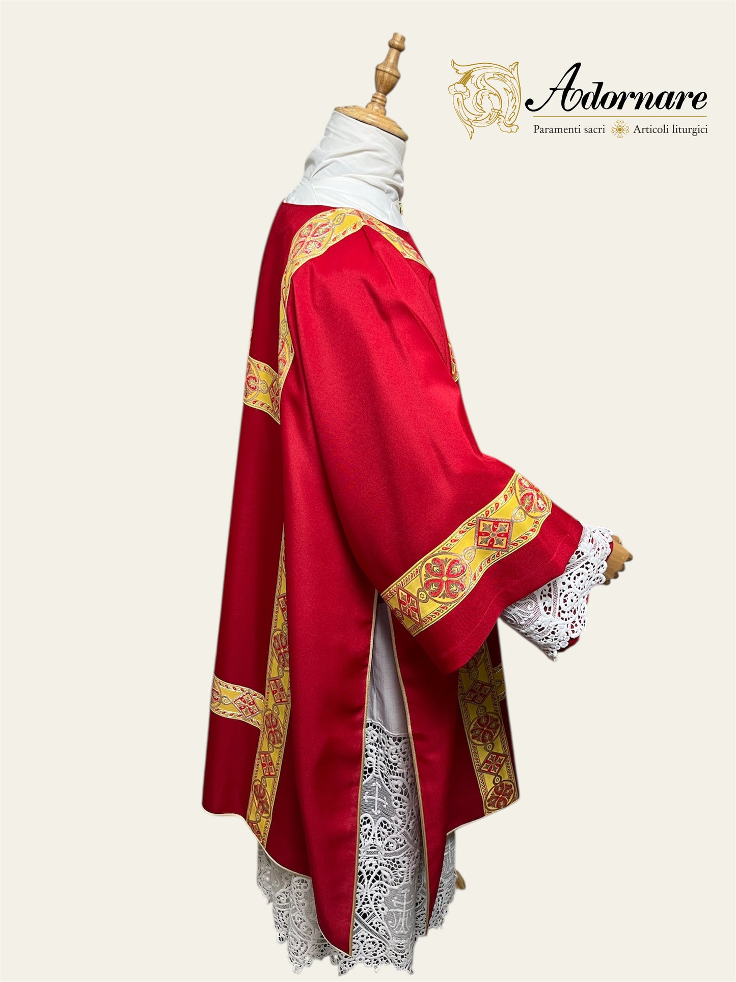 Gothic Dalmatic with gold woven orphrey bands / Dalmatica gotica