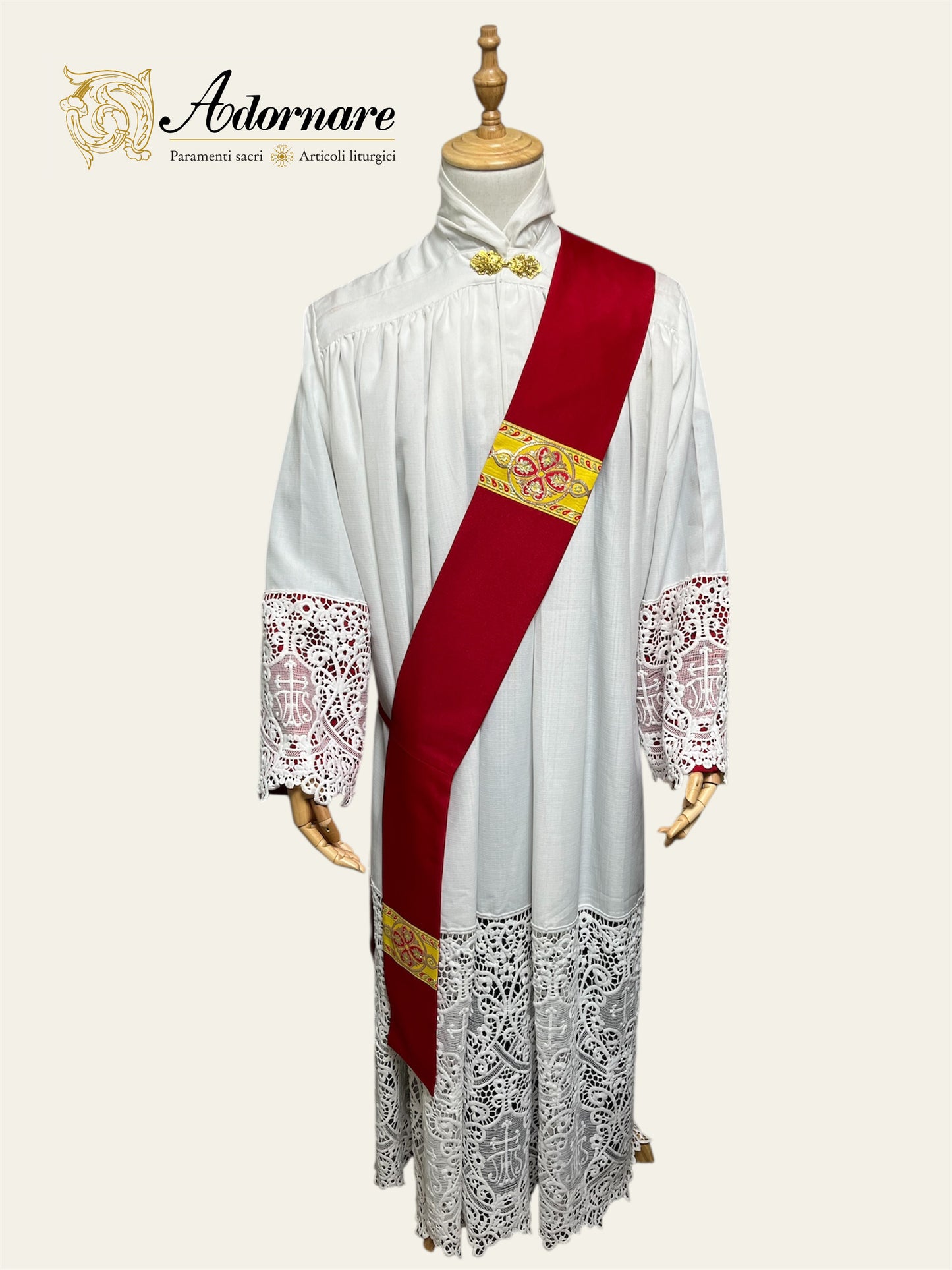 Gothic Dalmatic with gold woven orphrey bands / Dalmatica gotica