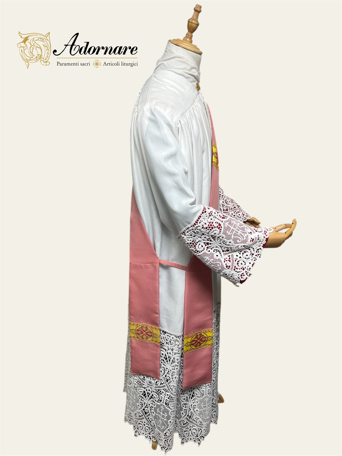 Gothic Dalmatic with gold woven orphrey bands / Dalmatica gotica