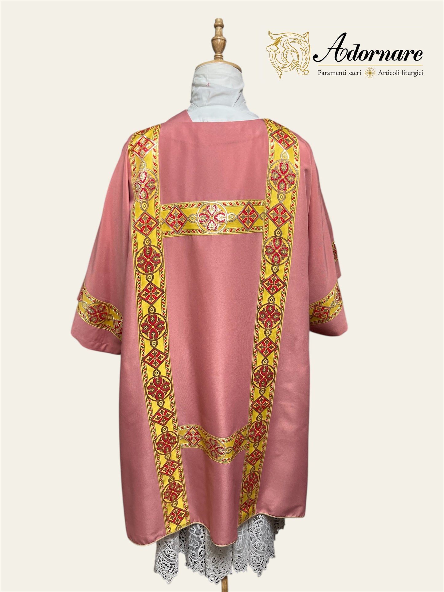 Gothic Dalmatic with gold woven orphrey bands / Dalmatica gotica