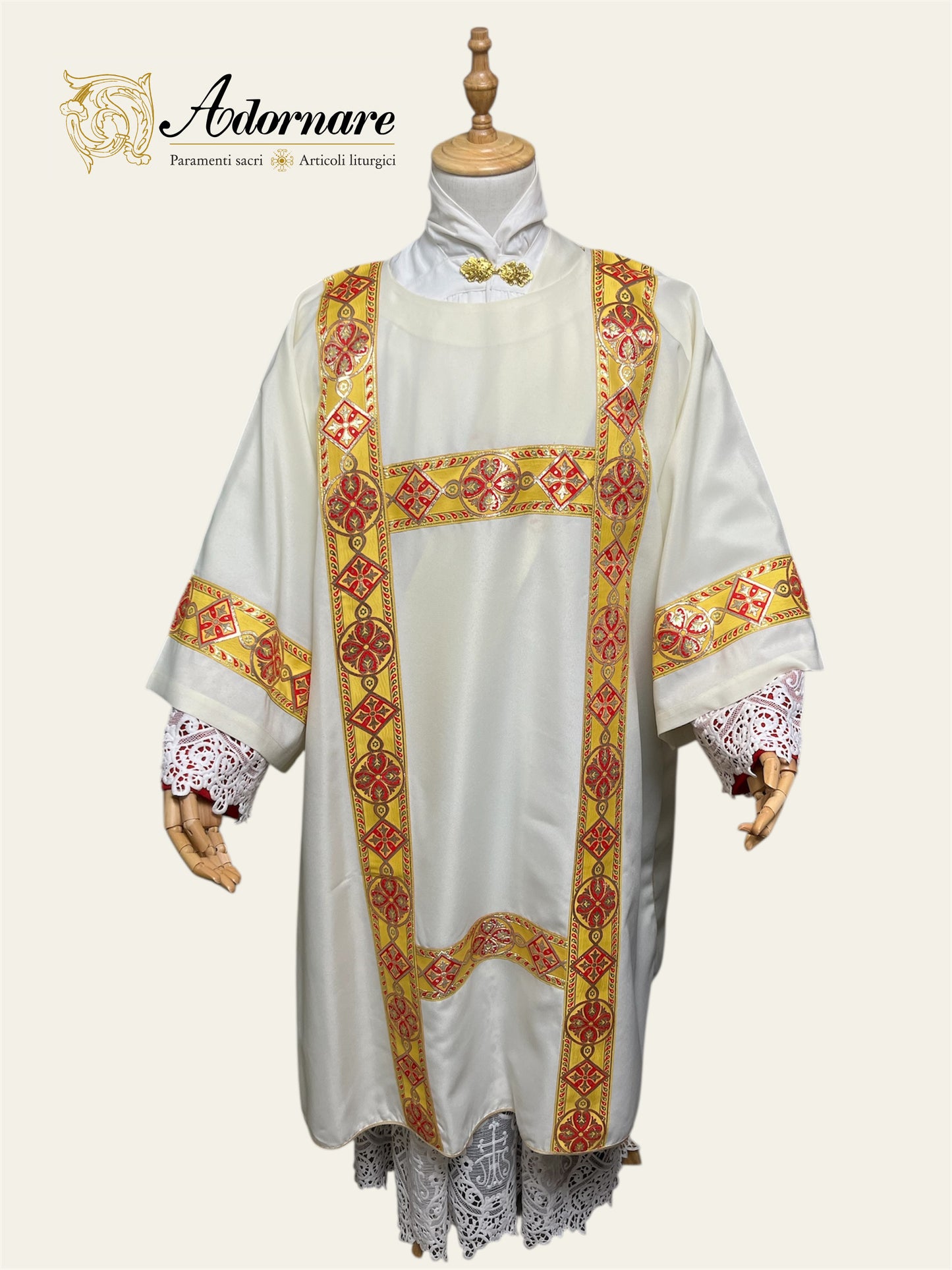 Gothic Dalmatic with gold woven orphrey bands / Dalmatica gotica