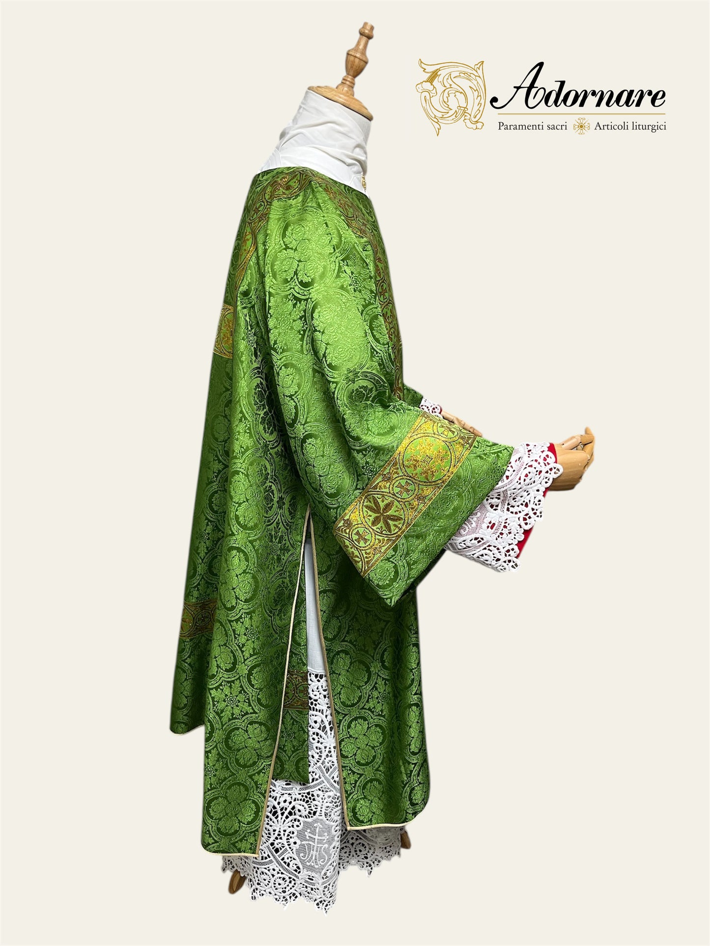 Damask Gothic Dalmatic with woven orphrey bands / Dalmatica gotica in damasco