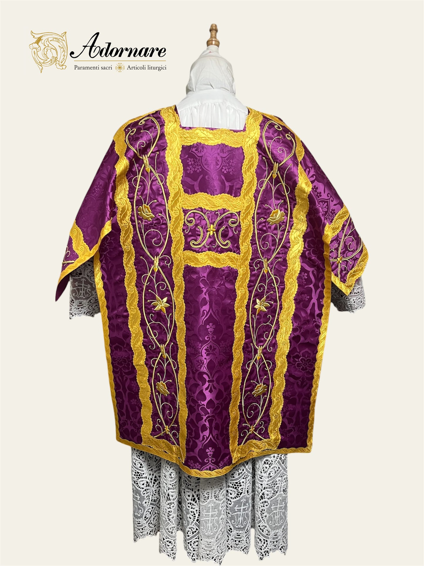 French Dalmatic with hand and machine-embroidered floral panels / Dalmatica Francese Ricamato