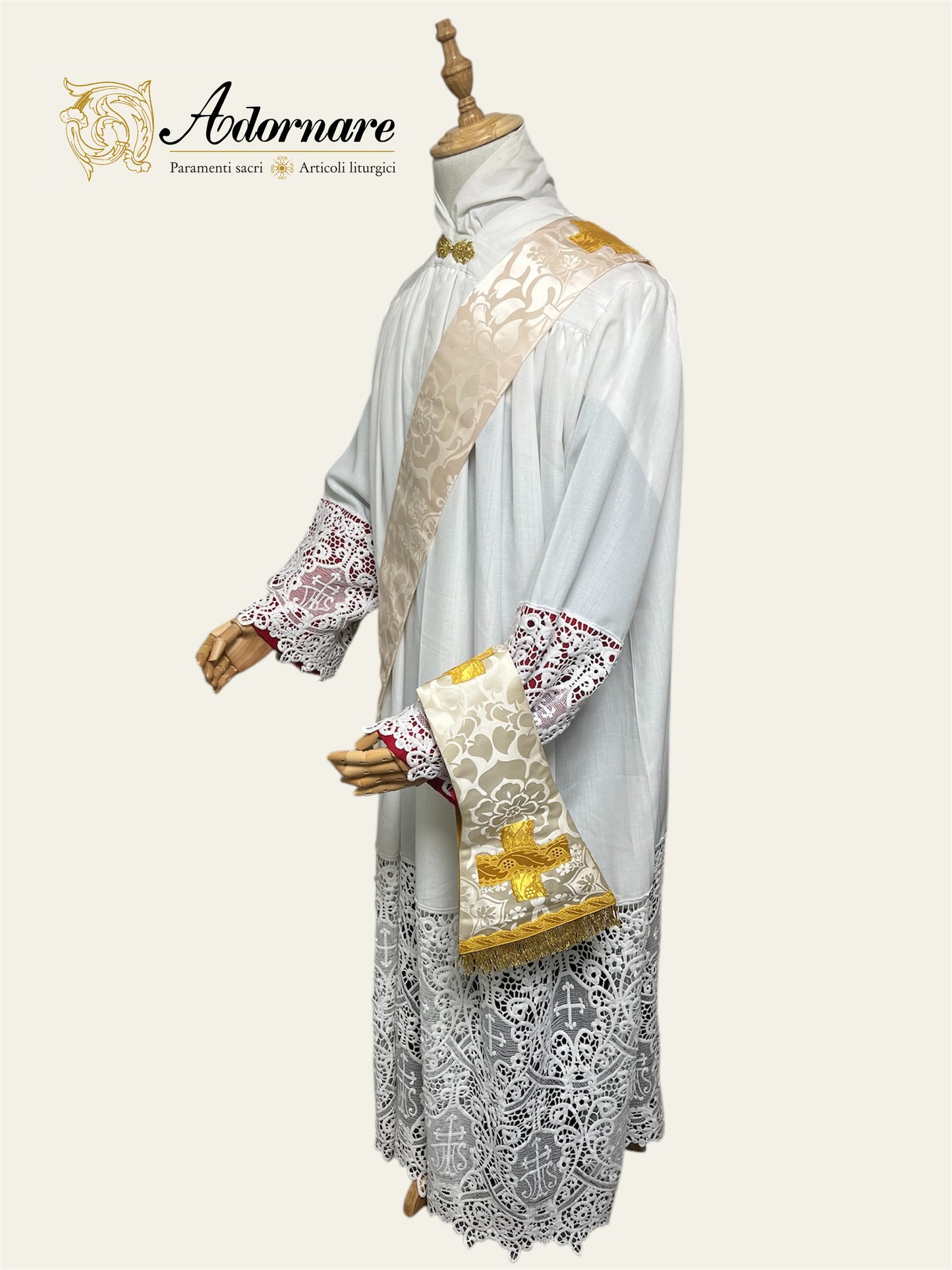 Damask Italian-cut Roman Dalmatic with brocade panels / Dalmatica romana in damasco con inserti in broccato
