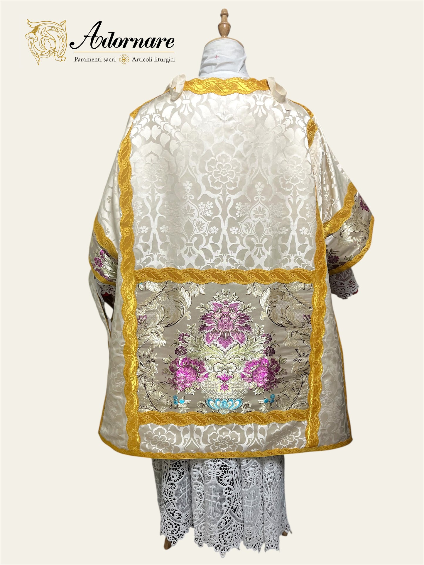 Damask Italian-cut Roman Dalmatic with brocade panels / Dalmatica romana in damasco con inserti in broccato