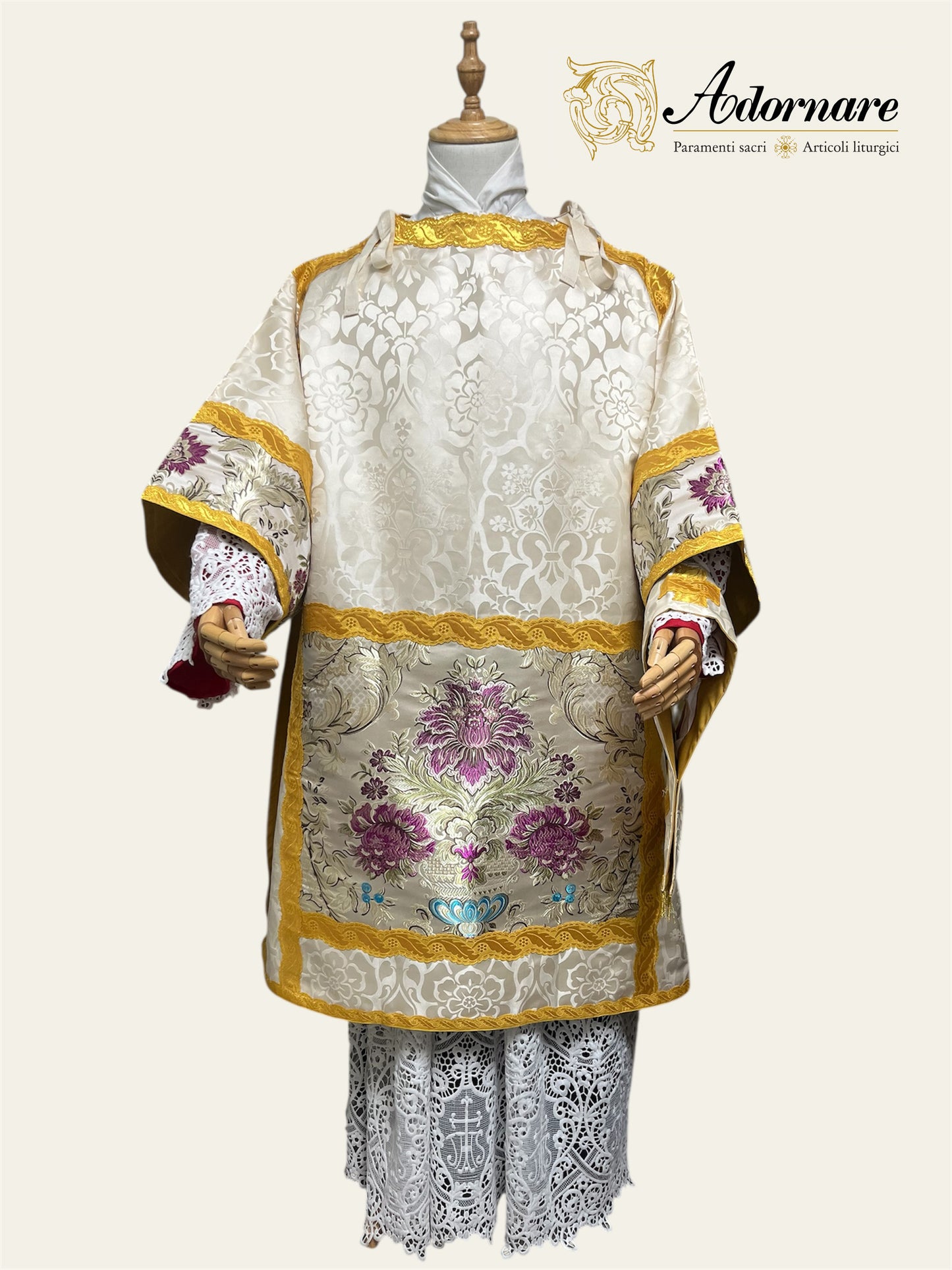Damask Italian-cut Roman Dalmatic with brocade panels / Dalmatica romana in damasco con inserti in broccato